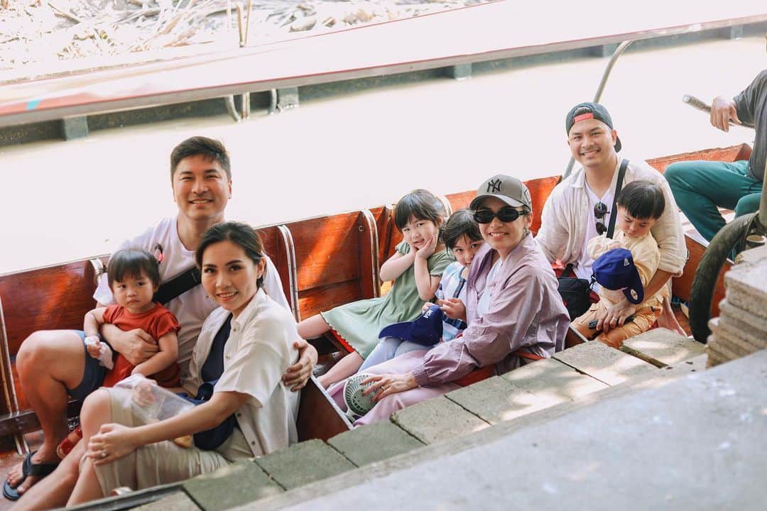 のインスタグラム：「Our floating market adventure!! It was 39 degrees celcius!! So HOT!! But everyone had so much fun!!」