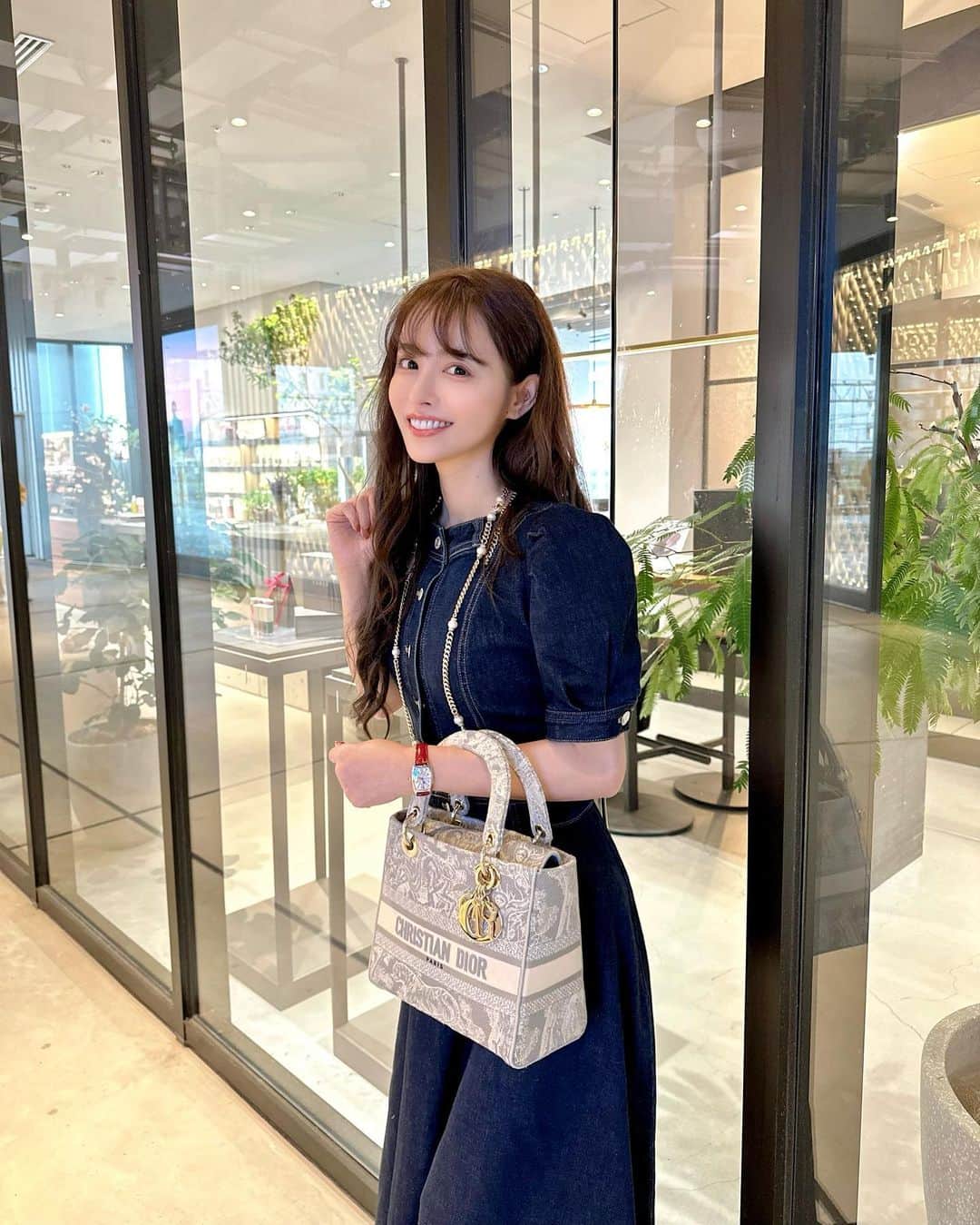 ririのインスタグラム：「👗 @royalparty_official  👜 @dior   デニムの可愛いワンピース✨ですがうしろでウエストしめれるので シルエットがとてもお気に入り♥️  #love #fashion」