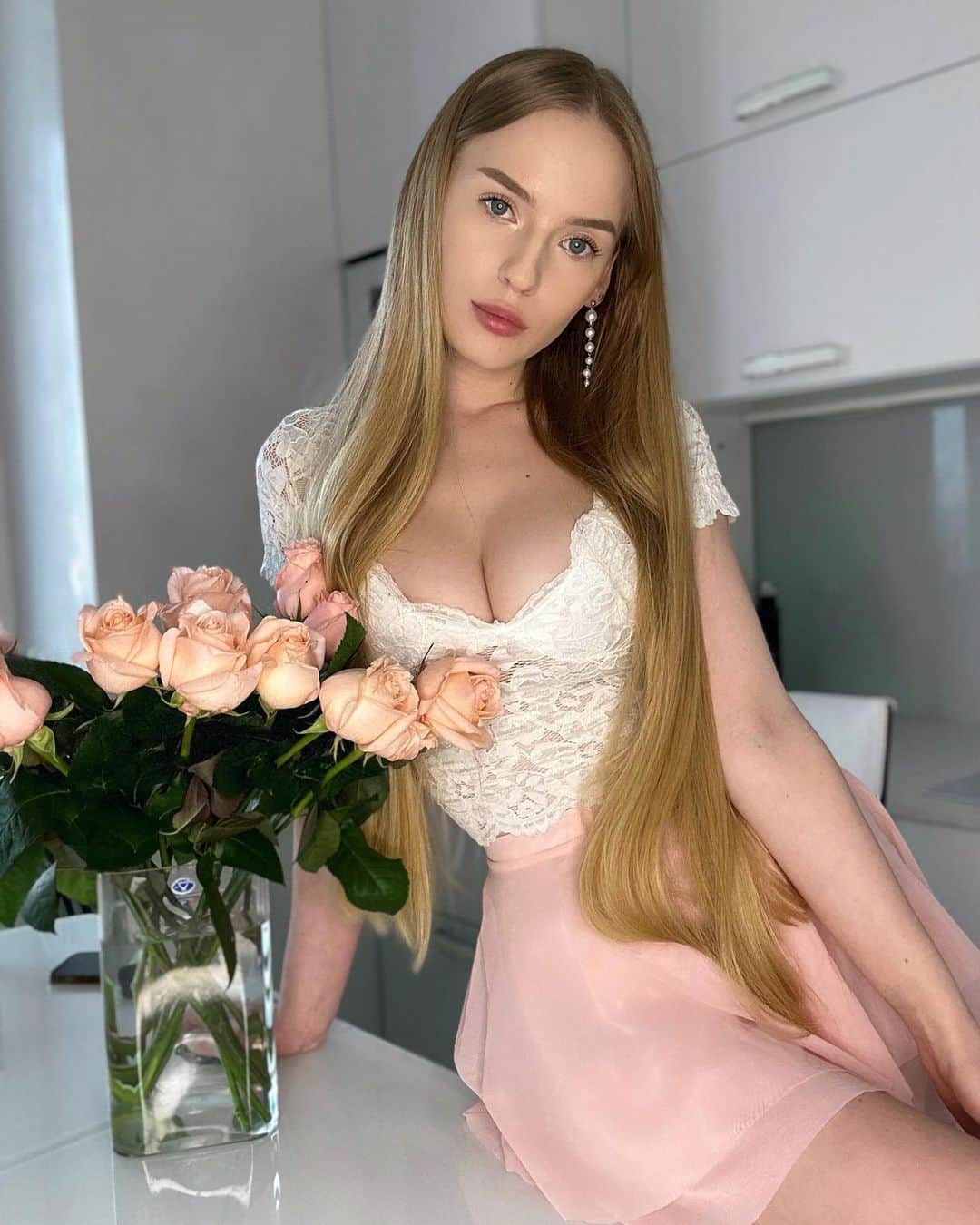 オクサナ・ネベセラヤのインスタグラム：「Порой понимаешь, что перерос человека. Ваши жизни и интересы изменились, встречи потеряли смысл, но вступают в игру такие слова, как "совесть"/ "привычка"/ “порядочность". И ты заходишь в тупик. Тянуть с собой груз прошлого из-за хороших воспоминаний и моментов, которые объединяли. Либо же быть честной и оставлять это позади?」