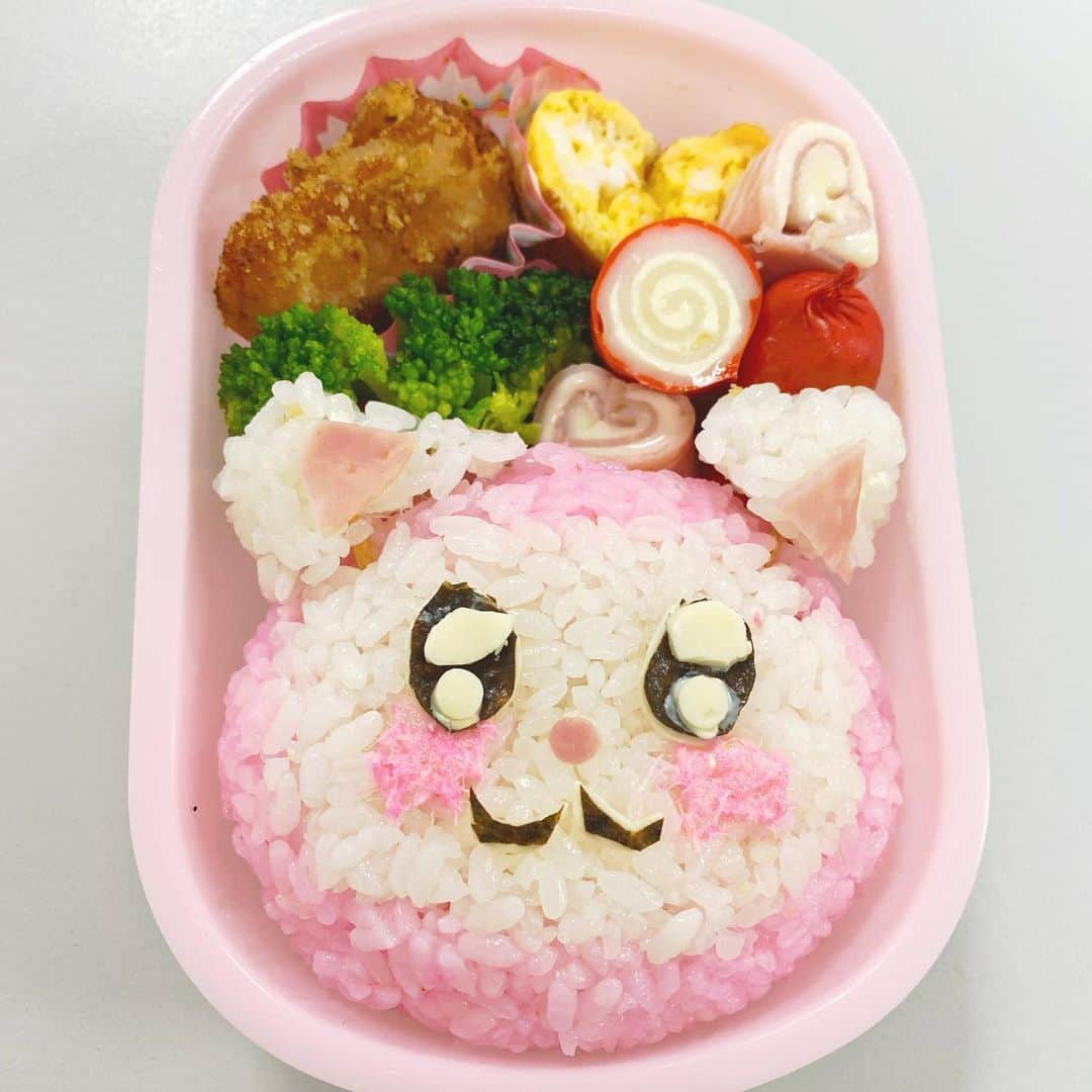 佐藤美波のインスタグラム：「🐱  ねこ団長のキャラ弁作ってみたฅ^•ω•^ฅ はじめてキャラ弁を作りました！初めてにしては上出来かな？ 作るの楽しかったです♪♡   #キャラ弁   #キャラ弁初心者   #お弁当   #ねこ団長」