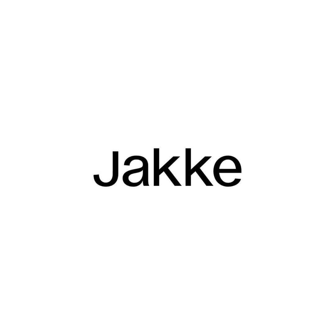 のインスタグラム：「ロンドンを拠点とし、2015 年にデビューしたアウターブランドjakke。ブランドコンセプトである ”動物保護” をモットーにエコファーを採用したポップなアイテムを提案しています。  SS23でクリエイティブ・ディレクター、ニーナ・ホプキンスのインスピレーションの源となったのは、デイヴィッド・ホックニーの絵画、「A Bigger Splash（とても大きな水しぶき）」（1967年）です。 ホックニーはこの作品をはじめ、気候や生活様式が気に入っていたカリフォルニアのさまざまなプールの風景を描きました。彼は、カリフォルニアの人たちのほうが、みんな穏やかでリラックスしていると感じていました。「コレクションを着る人も同じようにリラックスしてもらえたらと思っています」（ニーナ）。 サボテンの描かれたグラフィックTシャツや抽象的なサボテン柄のショーツ、サボテンのストライプをイメージした不規則なグリーンのストライプなど、コレクションのいたるところにサボテンが使われています。また、コレクションに使われている2種類のブルーは、カリフォルニアの突き抜けるような青空とプールの対比を表現しています。  このコレクションはjakkeのルーツに忠実に、動物実験は一切行わず（100% Cruelty Free）、75%サステナブルです。  #jakke  #ジャッキー」