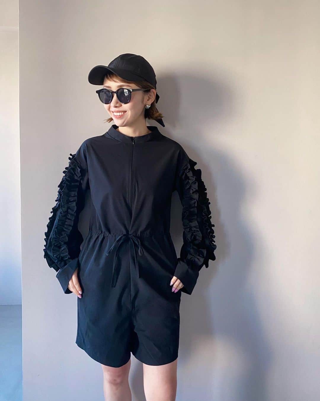 松本亜希のインスタグラム：「・ 明日水曜13時から3日間、お問い合わせ多数いただいております#akiron_donoban ラッシュガードシリーズの 受注販売がスタート致します。 長くなりますが、順番にご紹介させていただきます♡  まずはお袖フリルが可愛い、撥水生地に更に撥水加工を施したシャカっとしたお素材の、 ロンパースタイプのラッシュガードからご紹介❣️ カラーはblackとgreigeの2色展開☑︎  ふんだんにフリルが付いたボリュームのあるお袖がポイントで、キャンディースリーブにしたお袖は、手首周りにゴムを入れましたのでまくり上げることも出来ます。 そして、忘れてはいけない指穴もつけましたので、 手の甲までしっかりと日よけ対策も◎  そして、取り外し可能なフードを付けると、 首の後ろまでしっかりと日を避けれて、 被ると完全に日光シャットダウン👍👍 フードを取った時のスナップボタンも見えないようにしています🙆‍♀️  そして、ポケットにはファスナーをつけましたので、 中のものが落ちたり、ポケットが出てくる心配もなし◎＋ポケットの内側をメッシュにしましたので、水も抜けやすいです👍  ヒップには、フェイクポケットを施して小尻効果も。 ウエストに付いた紐でブラウジングが可能なので、低身長の方から高身長の方まで幅広く着て頂ける仕様です。  そして、着脱はとにかく脱着しやすいようにフロントジップにしました。 ロンパースタイプで脱ぎ着しにくいのは🙅‍♀️ フロントジップなので、授乳中のママさんにも喜んでもらえるかなと思っております🤱  そして、今回インナーブラを付属でお付けしております。(10枚目に写真有り ブラックは黒、グレージュは白です)ちなみに、MとLの選べる2サイズ。 スポブラみたいなタイプです。  アラフォーはもうビキニで歩けませんねん。 なので、子供とプール行ってもラッシュガード脱ぎませんよね？ ラッシュ着たままそのままプール入りたいですよね？ なので、この軽くて動きやすいメッシュ素材のインナーブラをつけてください。 ラッシュガードと一体型にしようかなとおもったのですが、お手洗い行く時すっぽんぽんになってしまうしw ややこしいなと思い別にしましたww なので、お手持ちのラッシュガードの下にも使ってください👍  ベージュはカラーの特性上、インナーが黒に比べると透けるので、動きやすさは重視してバランス良くメッシュ素材の裏地もつけてますのでご心配なく👍  以上、めちゃくちゃ拘りましたので言い忘れてることないかな？笑 デザイン性と機能性をふんだんに兼ね備えたつもりです🥺👍 ストーリーズでも他にも写真や動画アップします✔︎  そして、、明日の12時頃から @donobanweb アカウントにて配信いたしますインスタライブにて更に詳しくご紹介できたらと思っておりますので、気になってくださってる方は絶対に見ていただきたいです。 どうぞよろしくお願い致します♥️  【受注受付期間】 3/29(水)13:00〜3/31(金)13:59まで  【受注販売アイテム】 ☑︎ラッシュガードフリル袖ロンパース ☑︎サイドリボンラッシュガード ☑︎ラッシュスリットフリルパンツ (お届けは5月下旬予定)  ☑︎撥水バックリボンキャップ (お届けは4月下旬予定)  【即納発売アイテム】 ☑︎UVカットスクエアフレームサングラス ☑︎UVカットラウンドフレームサングラス  __________________________ #donoban #ドノバン #コラボ企画 #コラボ #コラボ #ラッシュガード#水着 #撥水#プール」