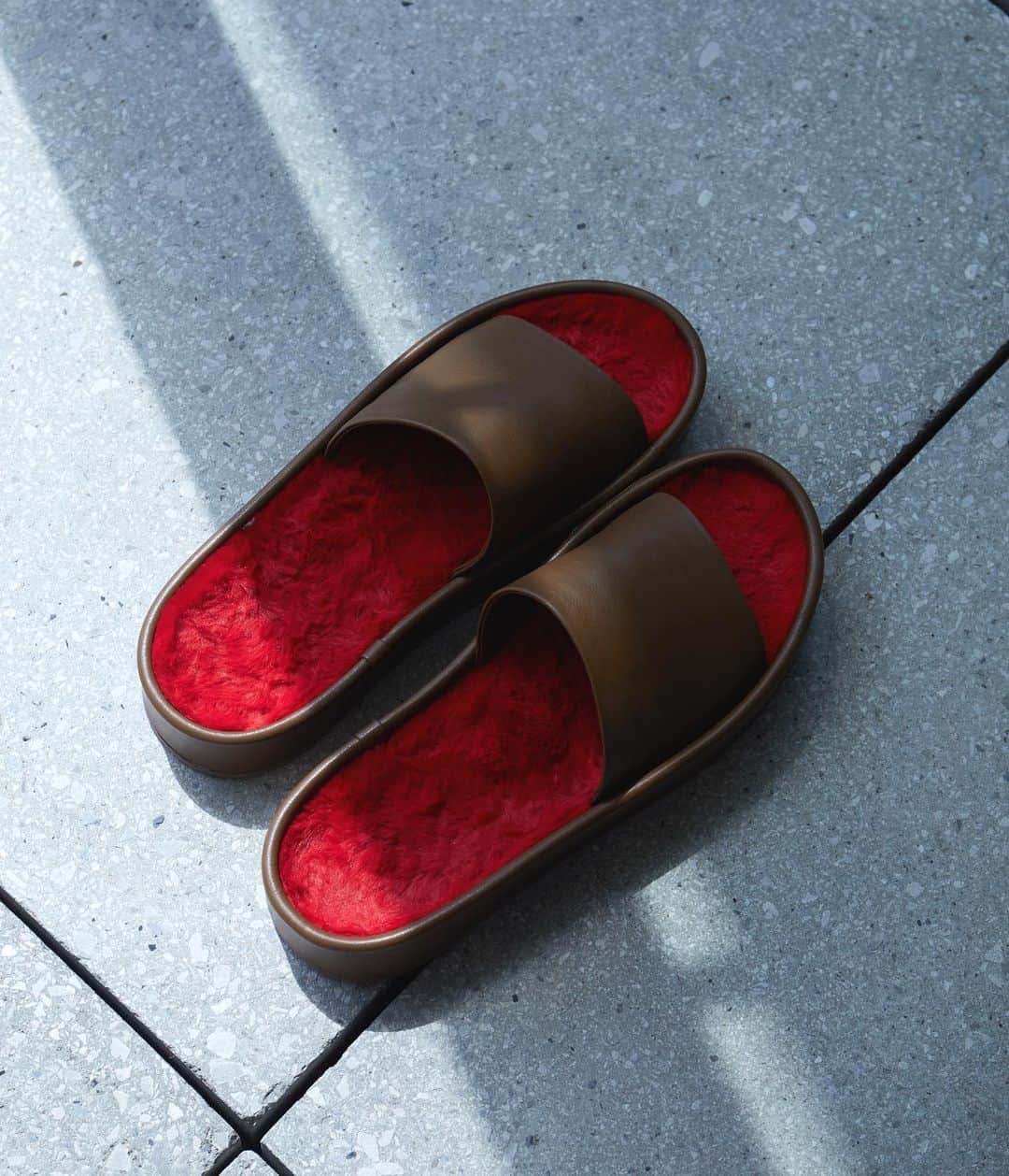 のインスタグラム：「@jakkeldn  23 SPRING & SUMMER  LEAH SLIDE - CHESTNUT RED ✔︎J2301  #jakke  #ジャッキー  #sastainablefashion  #sastainable  #サステナブル  #サステナブルファッション #エコレザー  #ヴィーガンレザー」