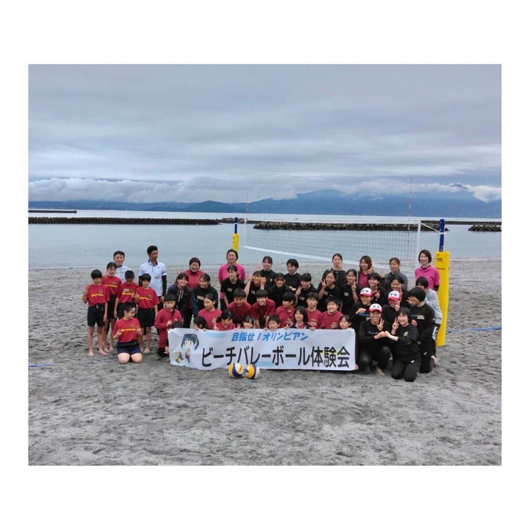 浦田聖子さんのインスタグラム写真 - (浦田聖子Instagram)「🏐 ビーチバレー体験会in指宿港海岸  以前、砂むし温泉で指宿の砂には触れていたけど、ビーチは初めて👣スタートは小雨でしたが、テルさんの進行のもと、小・中・高のみんな最後まで元気に体験してくれました！  先月、ユメセンでオンラインでしか会えなかった小学生も来てくれて嬉しかったです♫ご縁すぎる！  更に魅力たっぷりなビーチに変わっていく指宿ビーチ楽しみ✨また行きます🤝 指宿の皆さま、ありがとうございました！ 5月は試合もあるそうなので皆さん要チェック😎  #ビーチバレーボール体験会 #鹿児島県 #指宿市 #佐伯美香 さん #浦田聖子」3月28日 16時27分 - satoko_urata