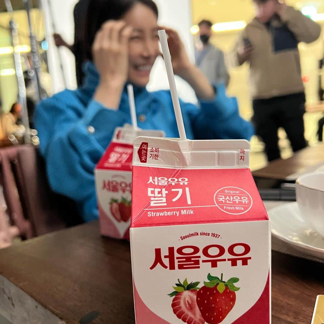 チャ・イェリョンさんのインスタグラム写真 - (チャ・イェリョンInstagram)「우리의 딸기우유 사랑🍓🍓🍓 딸기우유 먹으면서 이렇게 신났네 우리 @jinseoyeon___  행복배틀 촬영장  #매일간식 #내돈내산 #그냥좋은딸기우유  @seoulmilk_official」3月28日 16時20分 - chayeryun