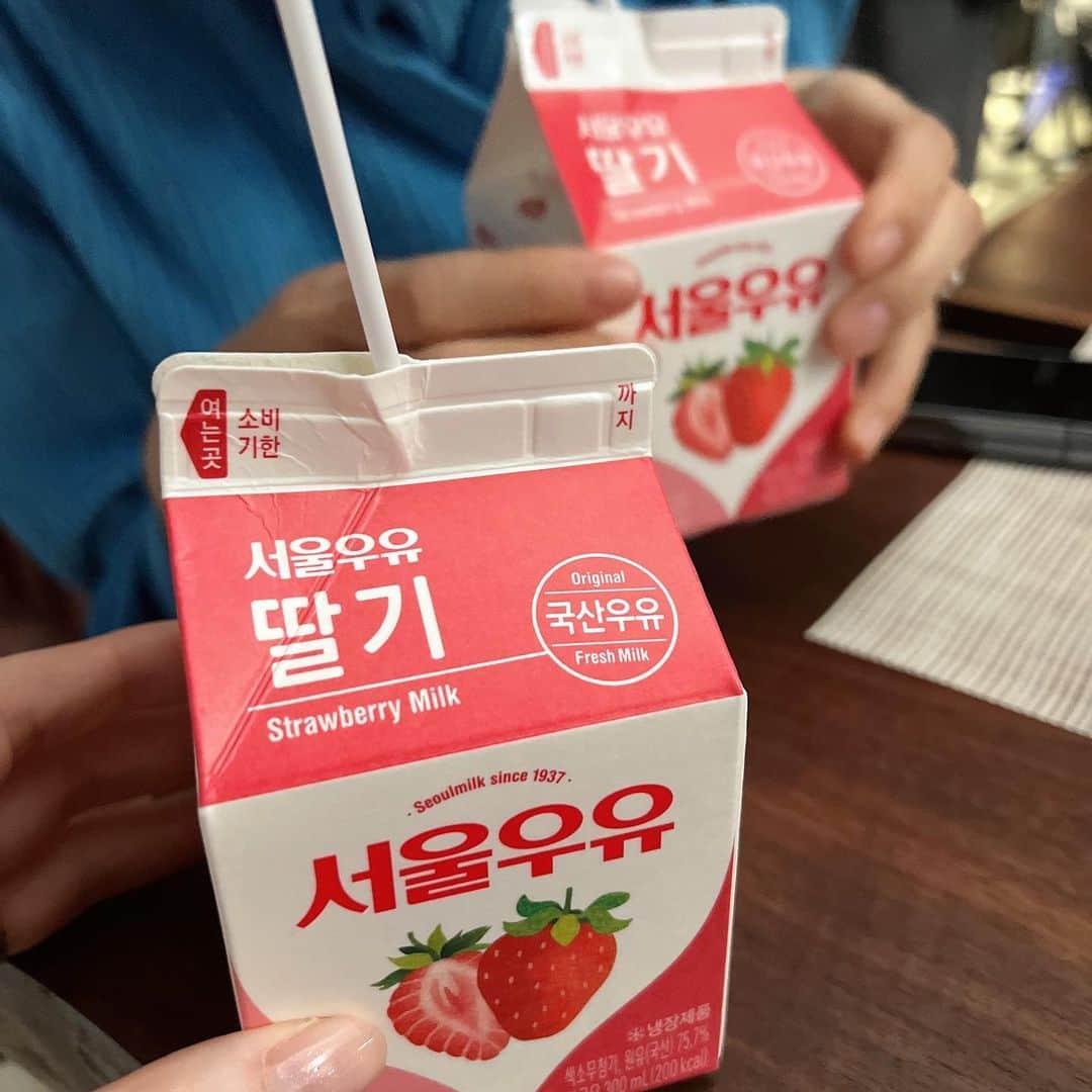 チャ・イェリョンさんのインスタグラム写真 - (チャ・イェリョンInstagram)「우리의 딸기우유 사랑🍓🍓🍓 딸기우유 먹으면서 이렇게 신났네 우리 @jinseoyeon___  행복배틀 촬영장  #매일간식 #내돈내산 #그냥좋은딸기우유  @seoulmilk_official」3月28日 16時20分 - chayeryun