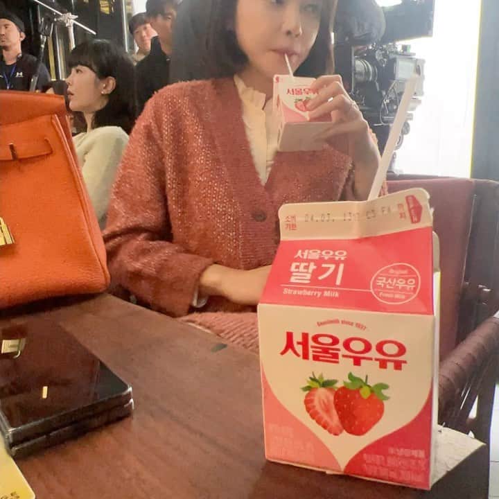 チャ・イェリョンのインスタグラム：「우리의 딸기우유 사랑🍓🍓🍓 딸기우유 먹으면서 이렇게 신났네 우리 @jinseoyeon___  행복배틀 촬영장  #매일간식 #내돈내산 #그냥좋은딸기우유  @seoulmilk_official」