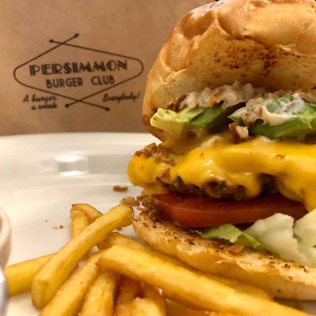 伊藤準規のインスタグラム：「⚡︎  2023.3.1 OPEN✨ パシモンバーガークラブ🍔🍺🇺🇸 @persimmon_burger_club OPEN祝いにダルマをプレゼント✨ 美味しかった✨また行きます👍🔥  #ハンバーガー #祖師ヶ谷大蔵 #ウルトラマン」