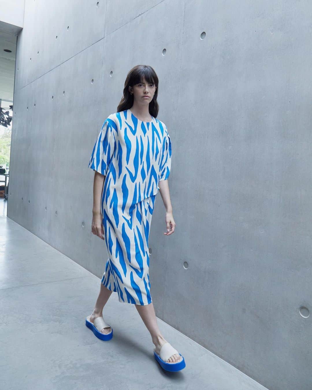 のインスタグラム：「@jakkeldn  23 SPRING & SUMMER  RILEY DRESS - BLUE TIGER ✔︎J2270  #jakke  #ジャッキー  #sastainablefashion  #sastainable  #サステナブル  #サステナブルファッション」