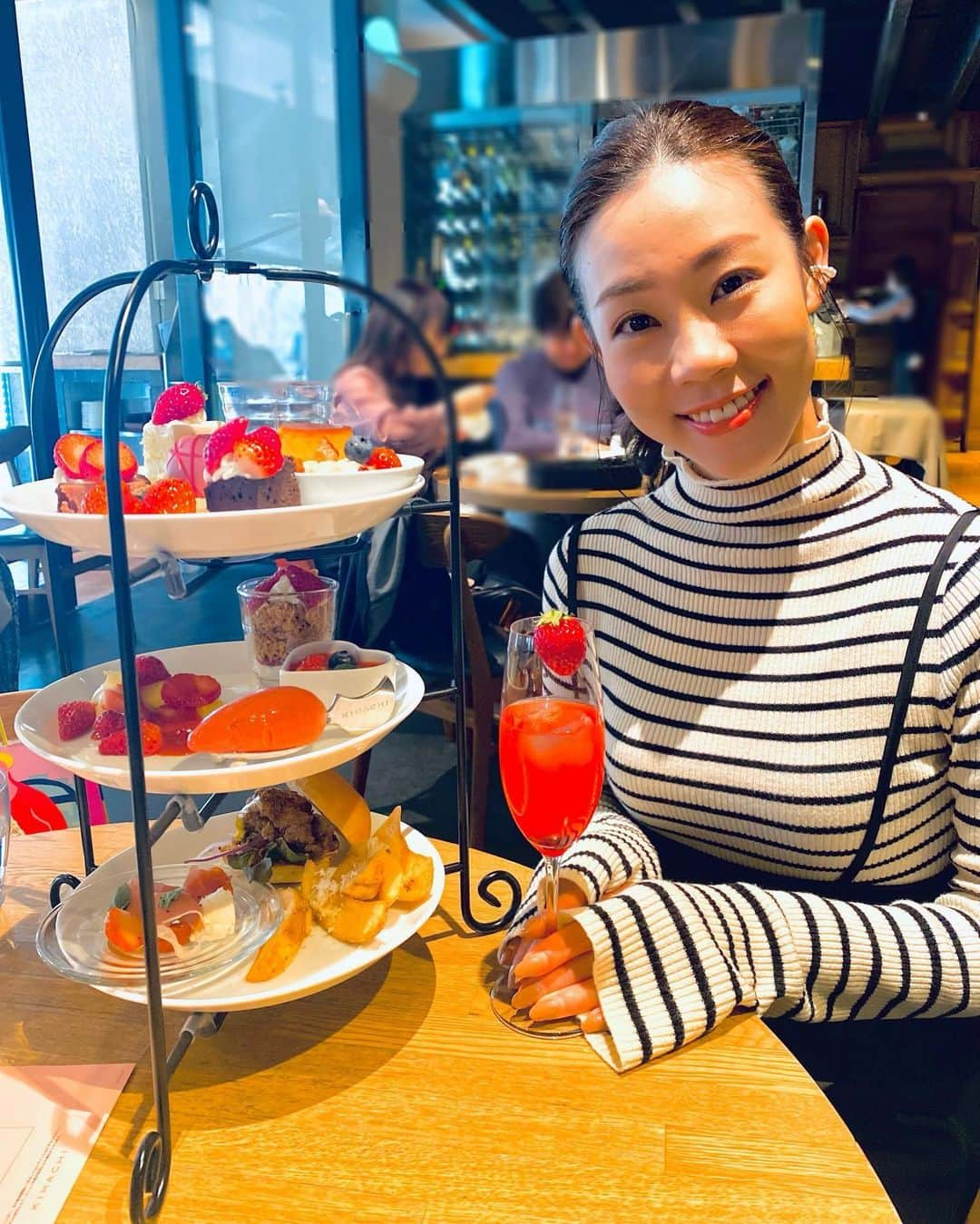 菜那くららさんのインスタグラム写真 - (菜那くららInstagram)「🍓🍓🍓  至福の時間…✨  𝑺𝒕𝒓𝒂𝒘𝒃𝒆𝒓𝒓𝒚 𝑨𝒇𝒕𝒆𝒓𝒏𝒐𝒐𝒏 𝑻𝒆𝒂🍓🫖  #アフタヌーンティー #苺づくし ☺️💗」3月28日 16時30分 - nana_kurara