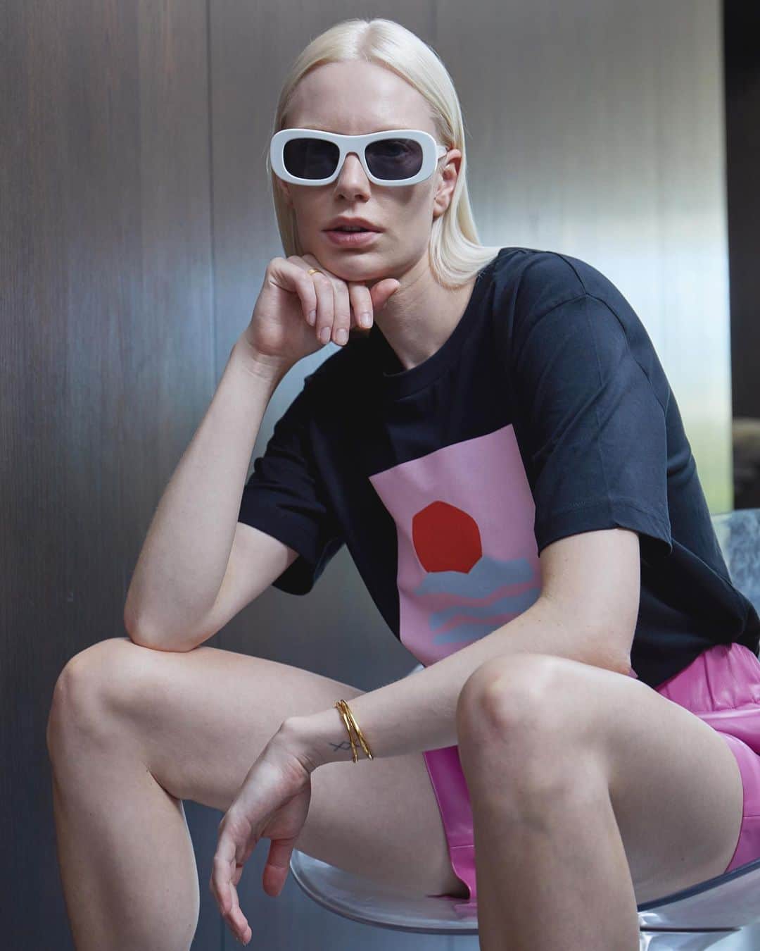 のインスタグラム：「@jakkeldn  23 SPRING & SUMMER  SUNSET T SHIRT - BLACK ✔︎J2296  HARLOW SHORTS - HOT PINK ✔︎J2287  #jakke  #ジャッキー  #sastainablefashion  #sastainable  #サステナブル  #サステナブルファッション #エコレザー  #ヴィーガンレザー」