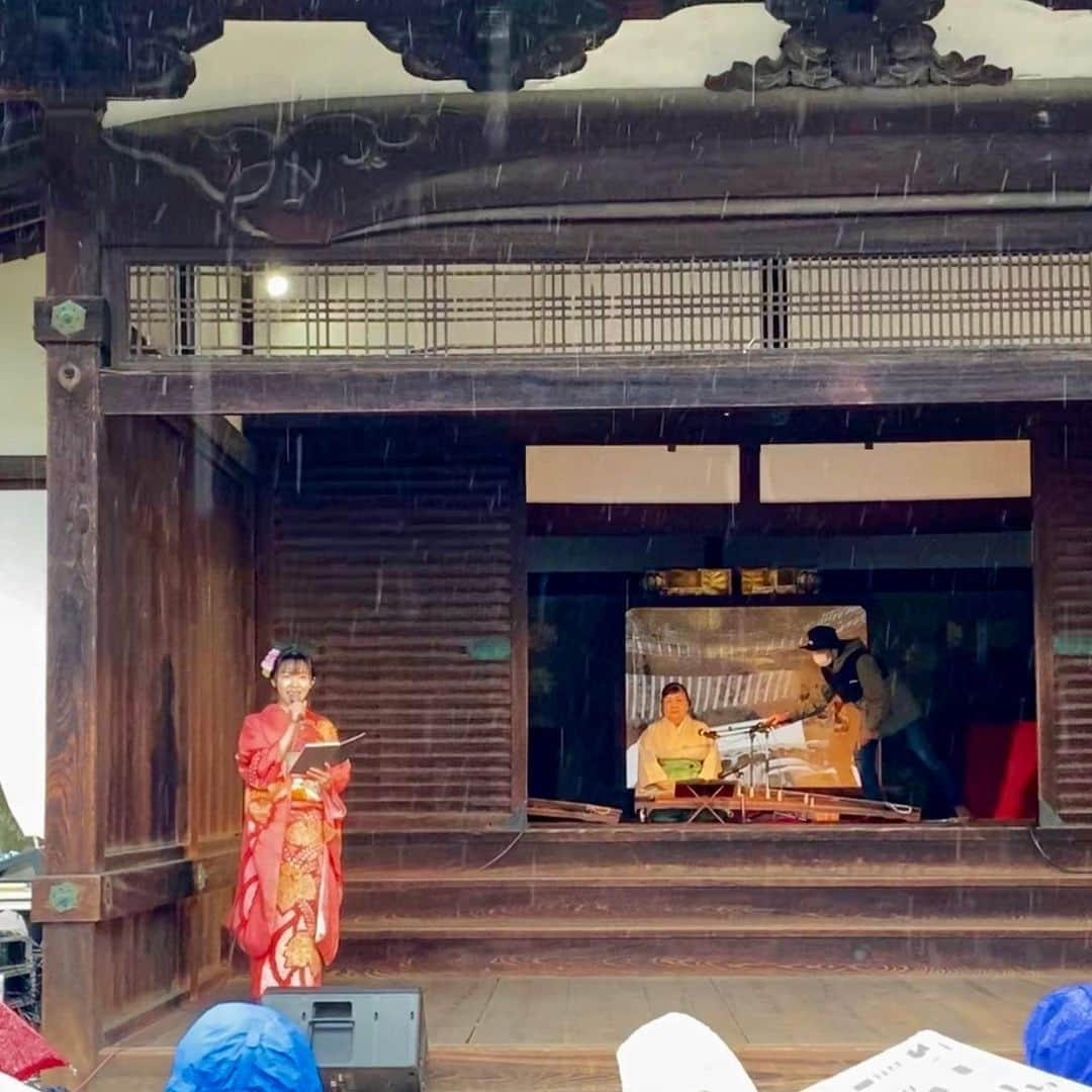 石原夕里朱のインスタグラム：「Kimono♡ ⁡ 京都の随心院にて開催されました ⁡ 『はねず踊り』は ⁡ 生憎の雨になってしまいましたが、 ⁡ 本当にたくさんの方にお越しいただき、 ⁡ 販売されていたはねずういろうやお餅は全て完売するほど大盛況となり、 ⁡ 私も司会をなんとか無事に終えることがができました🥹❤️ ⁡ 由緒あるこのステージで司会という貴重な経験をさせていただき、 ⁡ 非常に勉強になりました📔 ⁡ 反省点もたくさんありましたが、 ⁡ 必ず次に活かせるように頑張りたいと思います🎤 ⁡ お足元の悪い中ご来場いただき、 ⁡ 誠にありがとうございました！🙏✨ ⁡ #Kyoto #Yamashina #Zuishinin #missononokomachi #kimono #furisode #instakyoto #instagood #photooftheday #instadiary #京都 #山科 #随心院 #はねず踊り #今様 #小野小町 #ミス小野小町 #ミスコン #着物 #振袖 #司会 #りぃ京都 #👘」