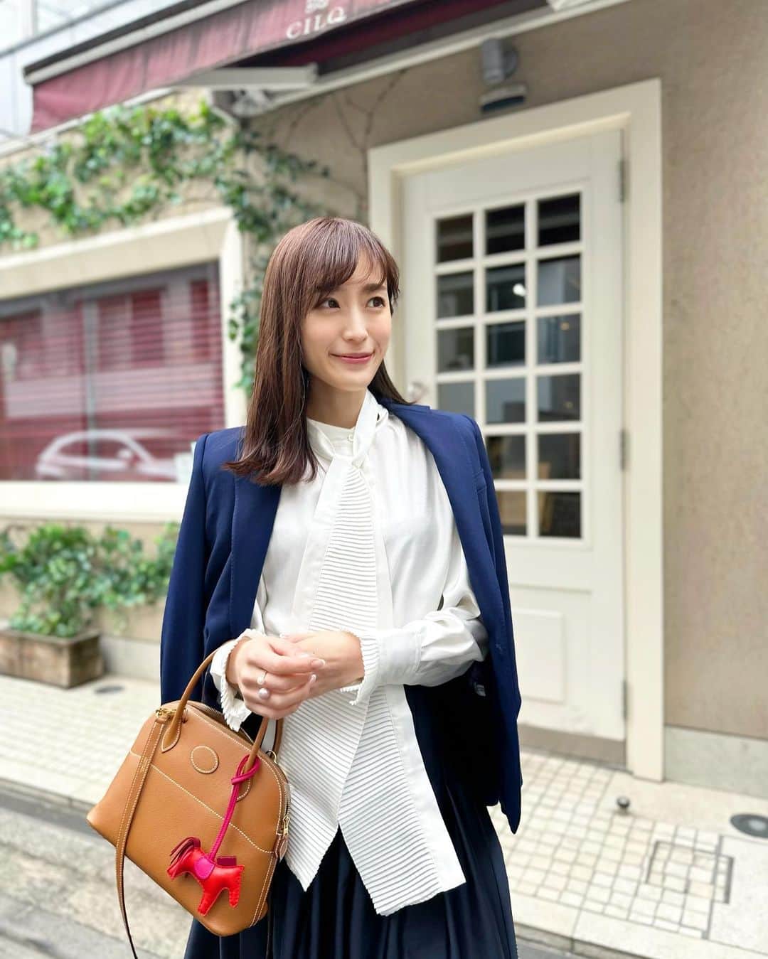 小林真由のインスタグラム：「お迎え前のブランチ🥞🍴 ⁡ outer: #ralphlauren  blouse: @newans.official × @sasagawayuri ♡ skirt: #mid_e_shopping  pumps: #rogervivier  ⁡  ようやくジャケットの季節♡ 嬉しい🫶🏻  ⁡ #ファッション #コーデ #ママコーデ #女の子ママ #男の子ママ #ママライフ #コーディネート #４歳 #２歳 #ベビー #二人育児 #ランチ #表参道ランチ」