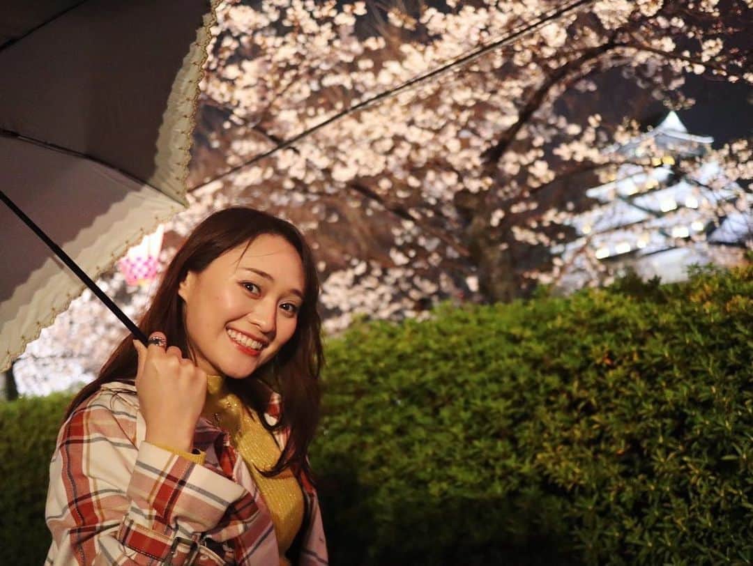 犬塚あさなのインスタグラム：「雨の日の桜も素敵🌸  #桜 #桜スポット #大阪城 #春」