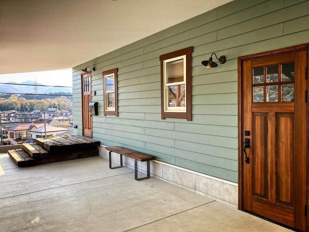 木製ドアの全国通販　ウッドデポさんのインスタグラム写真 - (木製ドアの全国通販　ウッドデポInstagram)「カリフォルニアを彷彿とさせる雰囲気が素敵ですね！ お客様より新築完成写真をいただきました。完成心よりお祝い申し上げます！ #新築 #カリフォルニアスタイル  #古民家リノベーション #古民家改装 #古民家再生 #木製ドア #木のドア #玄関ドア #室内ドア #アンティーク風ドア #ビンテージドア #自宅カフェ #自宅ショップ #トリミング #カフェ改装 #カスタムドア #コンテナハウス #マイホーム計画中  #店舗 #美容室改装 #リノベ #リノベーション #店舗改装 #ガレージハウス」3月28日 16時50分 - wood_depot