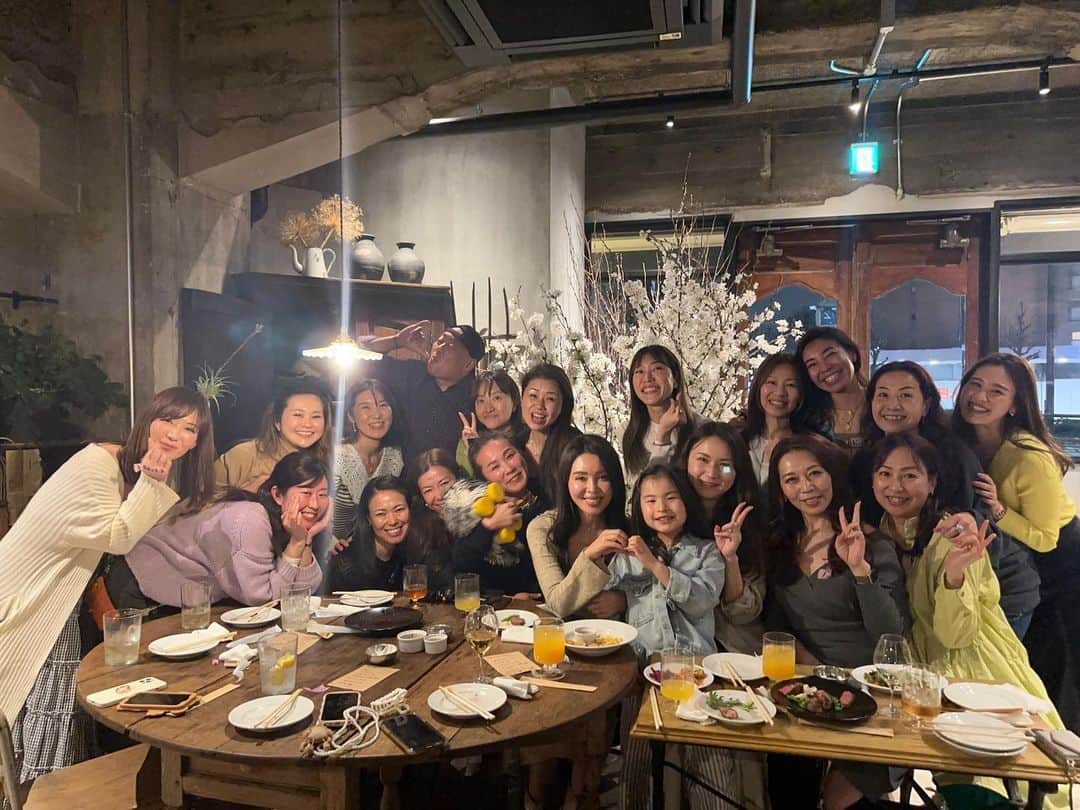 エミ ペインのインスタグラム：「お花見会🌸🍡2023 in 京都 with my ファミリー  日本各地からみんな来てくれて ファミリーで桜を見る事が出来た♥️  最高のファミリーと最高の時間 これはおばあちゃんなっても 毎年続けてこうねって 約束した🤙🏼♥️  損得も駆け引きもなく ただ単に喜んでもらいたい♥️ 笑って欲しい♥️ 幸せであって欲しい♥️ って心の底から想わせてくれる人達  そんな人が世界に1人いるだけでも 幸せやのに、私には沢山いる💕  日本各地に散らばってるから 中々気軽には会えへんけど バーチャルで平和な村が出来てるな✨ みんないつも繋がってる♥️ なんて幸せな事なんやろう  幸せな春をありがとう🌸 これからも末永くよろしくね♥️  #ファミリー #もはや愛してる」