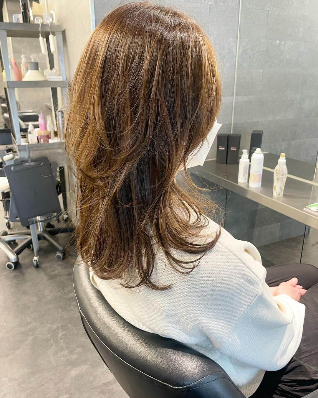 YUMIKOのインスタグラム：「ストンとスタイルから レイヤーに✂︎ 巻かなくても可愛いんですっ  #札幌美容師#札幌美容室#ママ #レイヤーカット   #결혼식#헤어#미용실#イルミナカラー#イルミニスト#2023トレンド」