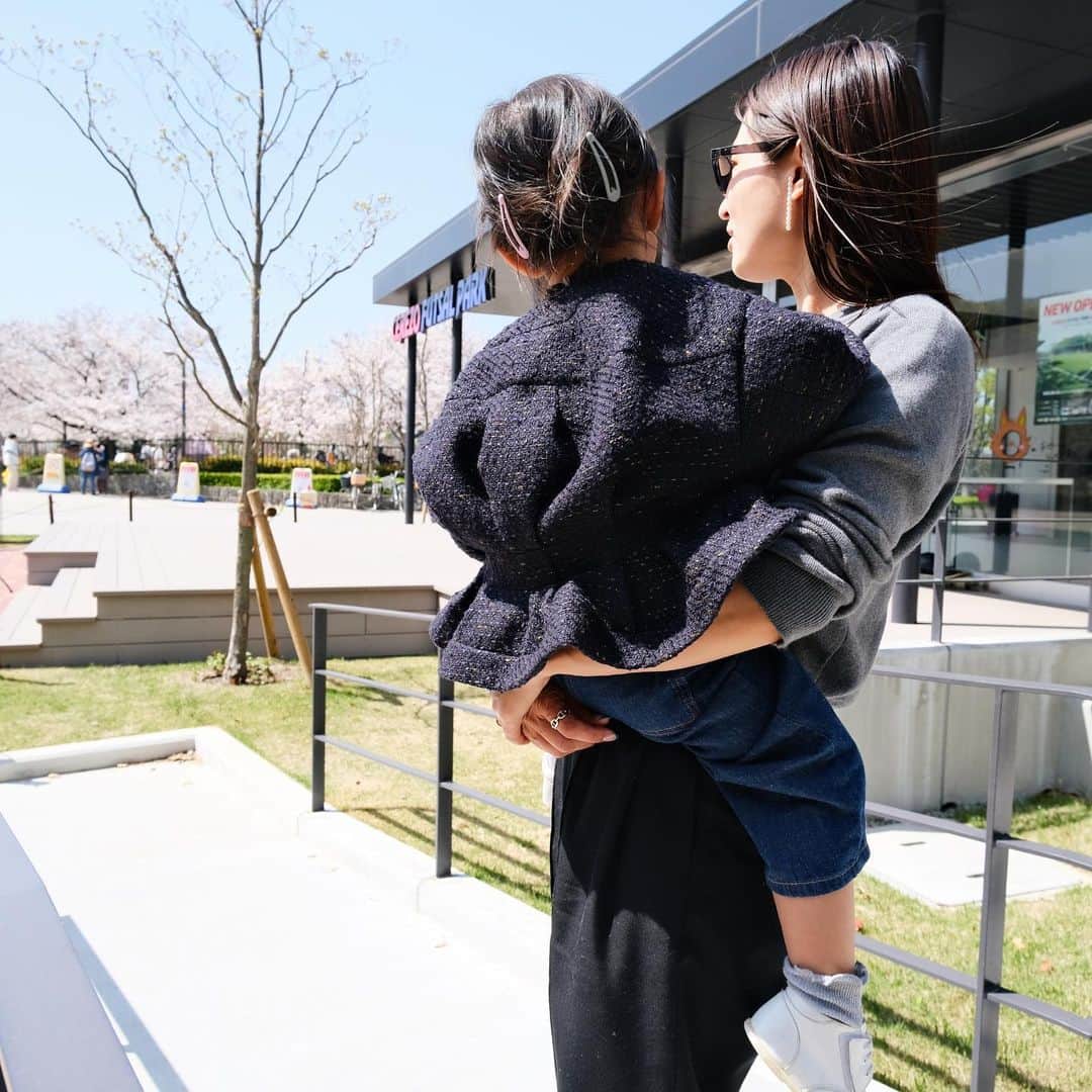Hiromi Ｍaedaさんのインスタグラム写真 - (Hiromi ＭaedaInstagram)「お花見がてら公園へ♡ @stina_official_ のジャケット 後ろ姿が可愛くてキュン🫰  #春休み#みここーで#親子コーデ#stina」3月28日 16時55分 - hiron953