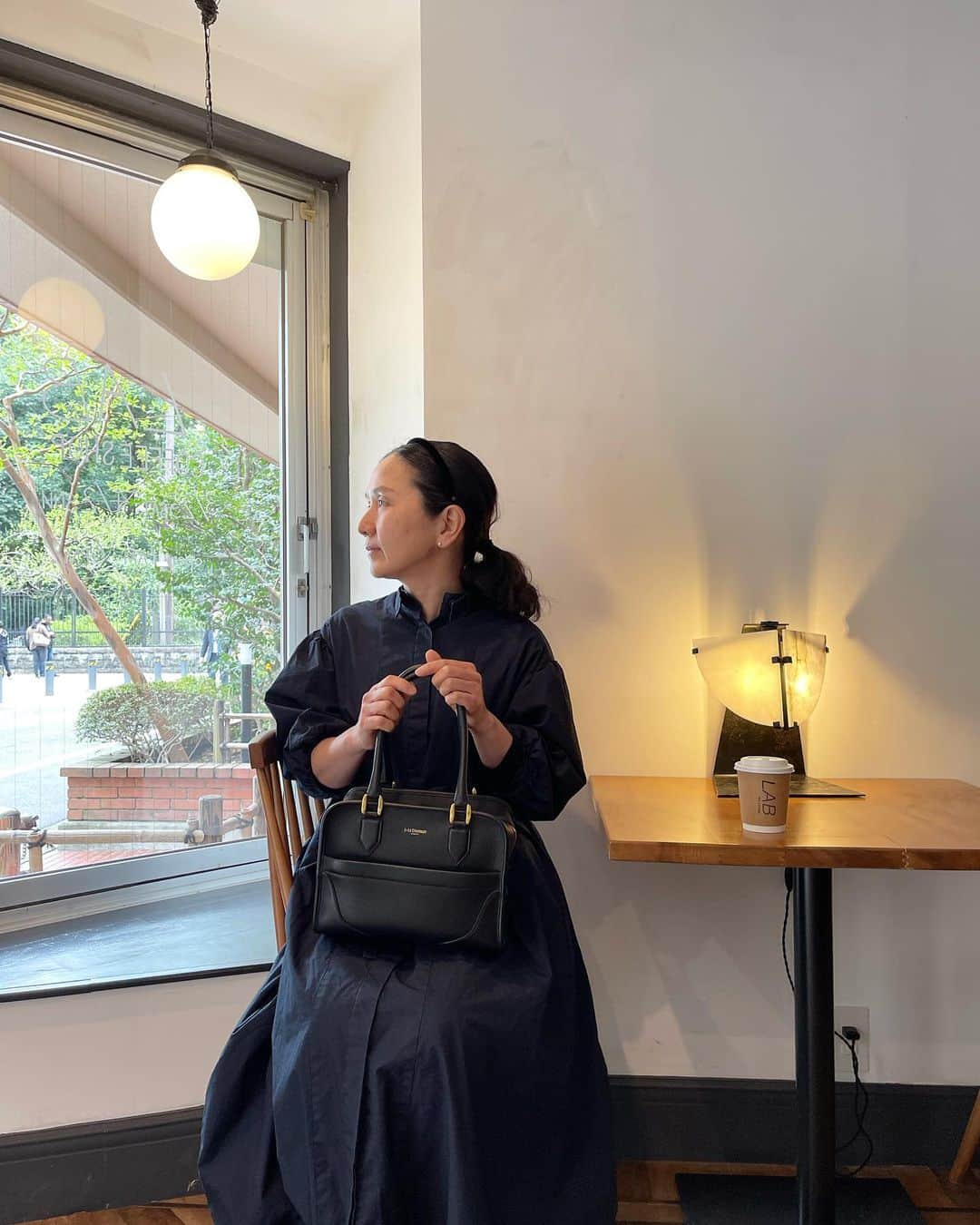 渡辺有子のインスタグラム：「春になり、出かけるのが嬉しい季節ですね。いつもなにかと荷物が多いけれどバッグもできたら小さめにして手ぶら気分で出かけたい。  最近は『J &M DAVIDSON』のMIA CUBEが軽くてお気に入り。 コンパクトなのに驚く収納力、そして正統派な佇まい。 ホテルやレストランへ食事に行くのにとっても重宝。もちろん普段使いもしています。この前なんて、iPadと折りたたみ傘とピラティスの着替えと子どものお絵描きセットまで入っちゃって…そのまま子の個人面談に出かけたのでした☺️ミアキューブ、長い相棒になりそうです。 そしてもうひとつ、最近は髪型のアクセントに『ALEXANDRE DE PARIS』のカチューシャを愛用しています。なかなか美容室へ行く時間がなくて💦ひっつめてばかりのロングヘアにさりげなく…。 大人が付けても甘くなりすぎないカチューシャってありそうでないんです。アクセントになるものを身につけると気分も変わりますね♪」