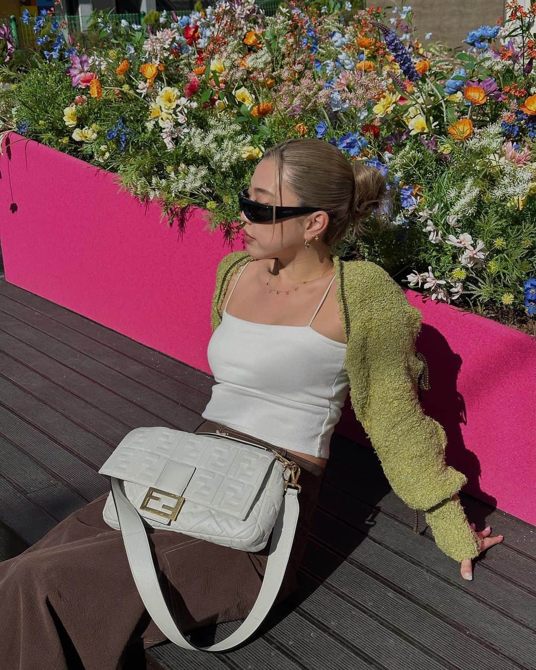 のインスタグラム：「I didn’t realize it was fake 😂💐 このお花造花と気づかず興奮してたの😂🥲笑 #カロスキル」