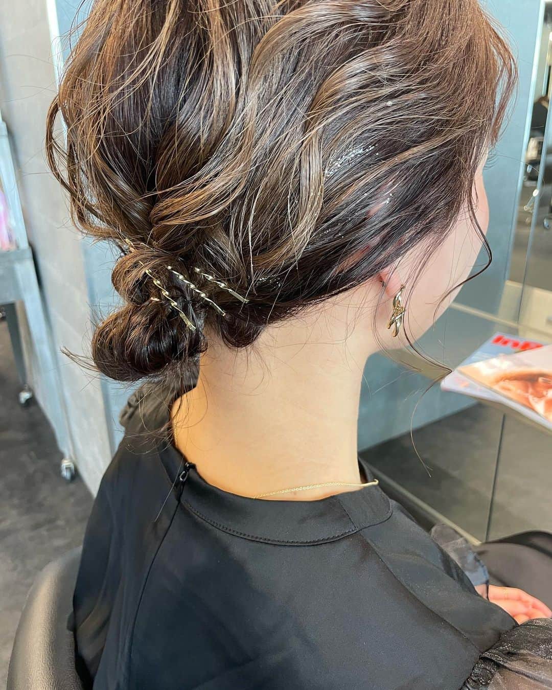 YUMIKOのインスタグラム：「ラメWax作って来てくれたお客様☺︎ 可愛い 肩ボブだったので ミニミニお団子アレンジ  #札幌美容師#札幌美容室#ボブ#オン眉#ママ  #ヘアアレンジ#札幌ヘアアレンジ  #결혼식#헤어#미용실」