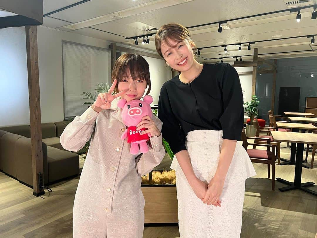 TBS「Nスタ」さんのインスタグラム写真 - (TBS「Nスタ」Instagram)「【aikoさん単独インタビュー】 @aiko15_official  ㊗️デビュー25周年！ #aiko さんに 中学生から大ファンだという良原アナが単独インタビュー🎤  あす、3月29日（水）発売の最新アルバム 『 #今の二人をお互いが見てる 』についてのお話しや 25年間で“変わったこと、変わらないこと”など、 aikoさんの魅力に迫りました🫢♡  放送はあす29日、午後4時台の予定です📺 ぜひ、ご覧ください👀🪄  #インタビュー #良原安美 #TBS #Nスタ #すたすたNスタ #井上貴博 #ホラン千秋 #日比麻音子 #ブーナ」3月28日 16時18分 - nst_tbs