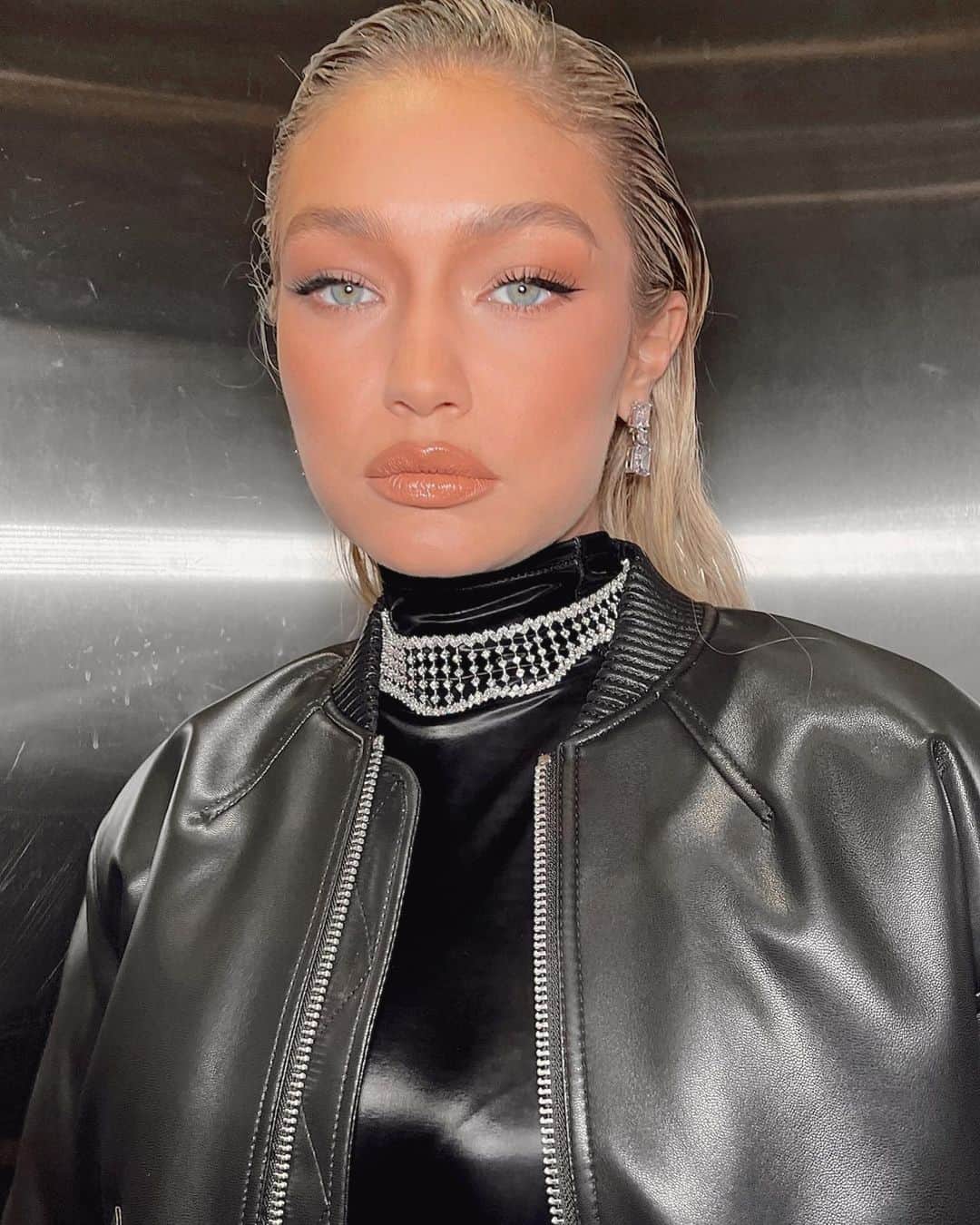 ジジ・ハディッドのインスタグラム：「@Maybelline Falsies Surreal Mascara is the new fave in the makeup chair ! 🖤」