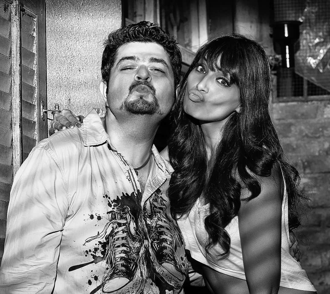 ビパシャ・バスーのインスタグラム：「#btswithdabboo With Beautiful Bips @bipashabasu 😘🫶 @dabbooratnani  📸 @manishadratnani   @dabbooratnanistudio #dabbooratnani  #dabbooratnaniphotography #dabbooratnanicalendar #bipashabasu」
