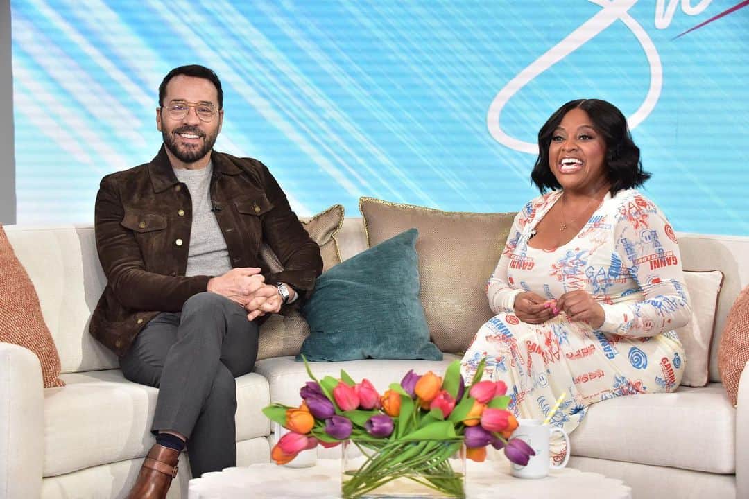ジェレミー・ピヴェンさんのインスタグラム写真 - (ジェレミー・ピヴェンInstagram)「So great to see old friends @sherrieshepherd  and @lara.spencer  Talking about @sweetwatermovie」3月29日 2時37分 - jeremypiven