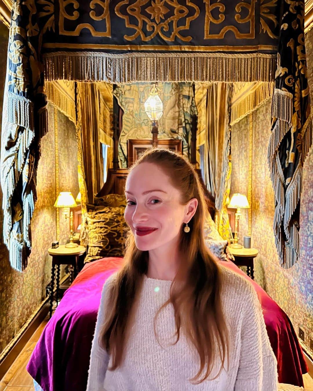 ロッテ・ヴァービークのインスタグラム：「Felt right at home here 😉 #thewitchery」