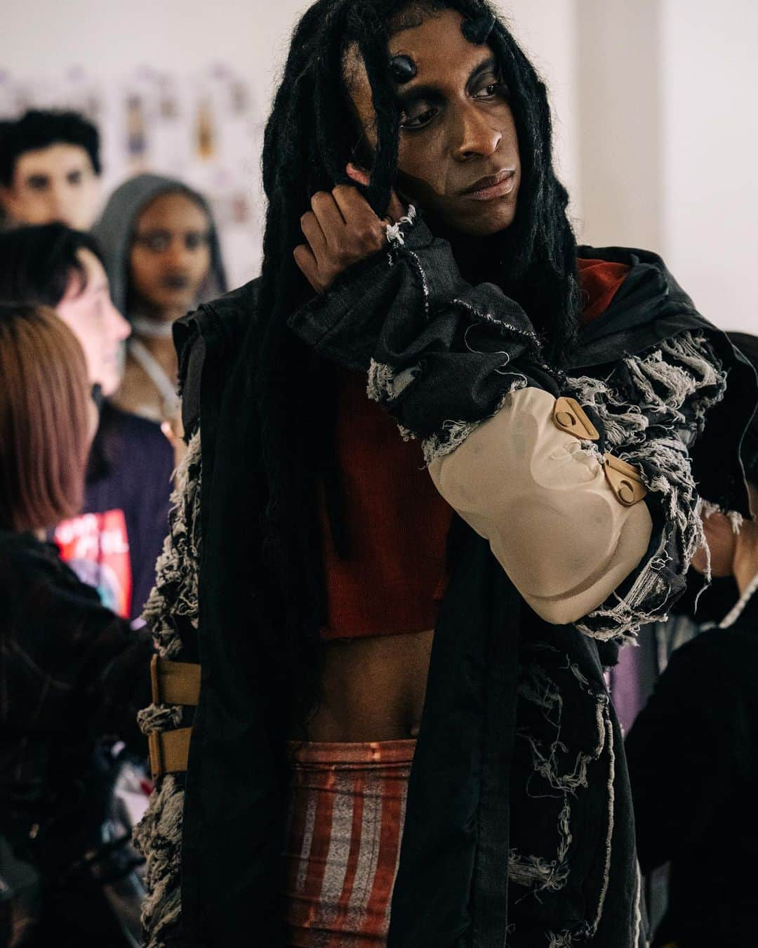 倉岡晋也さんのインスタグラム写真 - (倉岡晋也Instagram)「Just before the show started  Shot by @aks  @laruicci Fall / Winter 2023/24 Styled by me  RTW creative director @__cemcinar__ make up @canakoxx @lgamanagementbeauty @makeupforever hair @tymotynasty nails @erinaritanail @walterschupfermanagement @kurebazaar press @autrementpr gloves collaboration @squillace1923 and all amazing team members」3月29日 3時09分 - shinyakuraoka