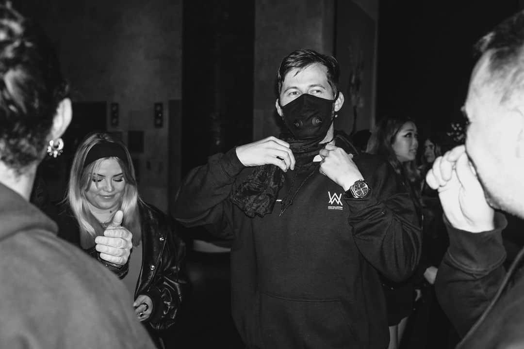アラン・ウォーカーのインスタグラム：「Thanks for now 🇺🇸 Counting down the days until my return in May for my first show at @zoukgrouplv 🔥」