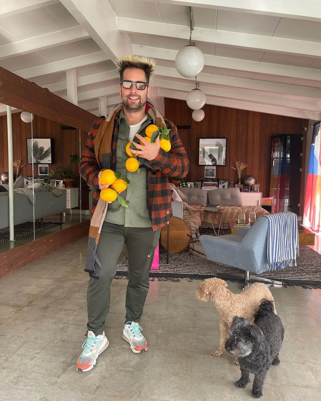 Samuel Lippkeのインスタグラム：「Weekend recap.  Two massive weddings for @samuellippkestudios, one of which I got to catch up with my Glantz family alumni, garden prepping and Sunday Family bbq time, trip to LBX to hangout with neighborhood friends followed by full body recovery and mimosas. Now to prep for this coming big weekend😝💪🏽」