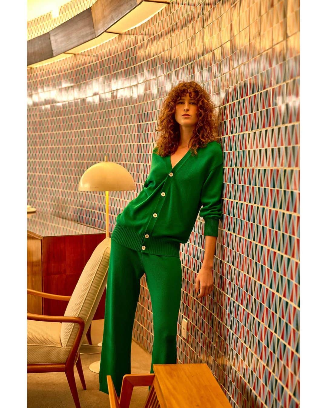 クレメンツリベイロのインスタグラム：「Our Jungle green suit: Bookish Cardigan and matching Capri pants. 💚As seen in @olhomagazine Shot on location at @pepalito65 in Belo Horizonte, Brazil 🇧🇷 Ph: @alvarofraguasphoto art direction @zkperdigao  model: @driellyoliveira 💚 #clementsribeiro #cruise23 #cashmerejoy #madeinscotland」