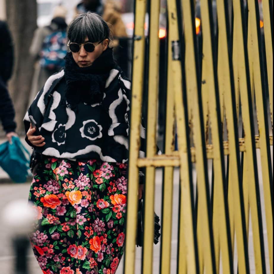 大森美希さんのインスタグラム写真 - (大森美希Instagram)「After Comme des Garçons Fall/Winter 2023-2024 Show - Paris Fashion Week   Photographed by Adam Katz Sinding @aks Thank you!   パリコレ、コムデギャルソンのショーの帰りにパチリされました。  #streetstyle #pfw2023 #parisfashionweek #streetphotography #pfw #commedesgarcons #commedesgarçons #junyawatanabe #commedesgarconsaddiction #commedesgarconsmaster #peoplewearingcommedesgarcons #fall2023 #paris #parisfashionweek2023 #parisfashionweek #fashion #mode #ootd   #ジュンヤワタナベ #ファッションスナップ #ストリートファッション #コムデギャルソン #パリファッションウィーク #パリコレ #ギャルソン好き #ストリートスナップ #ファッション #モード #ファッションショー #パリ #パリ生活」3月29日 3時27分 - mikiomori_