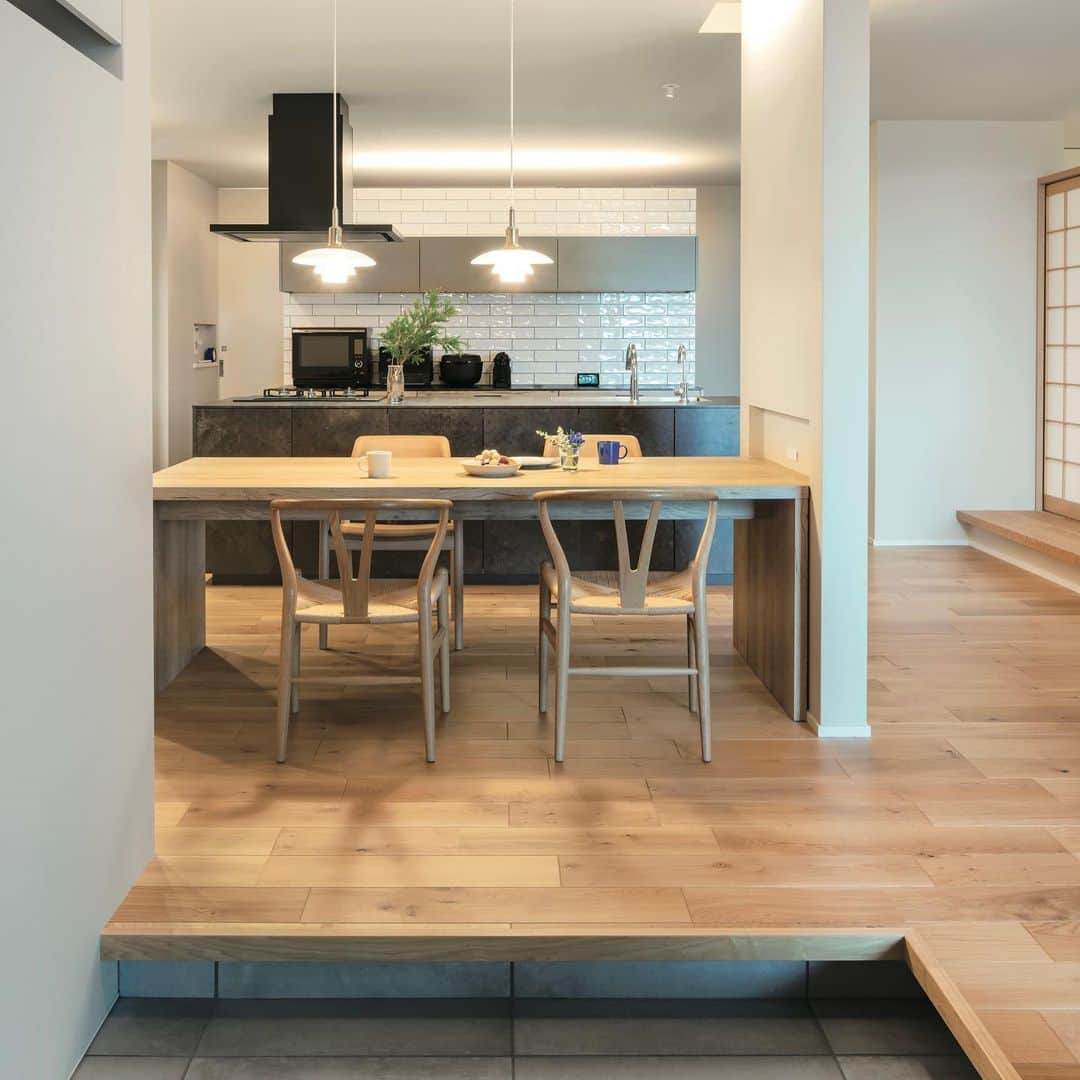 住友林業株式会社_戸建住宅公式さんのインスタグラム写真 - (住友林業株式会社_戸建住宅公式Instagram)「本日は、空間を緩やかにつなげる土間のある#平屋 のオーナー様宅のご紹介！  大判タイルと木質天井で、シンプルに仕上げた美しいエントランス。 玄関ドアを開けると#テラス とつながった奥行きのある土間空間が広がります。 折下げ天井と軒天井の材の幅を揃えて空間をひとつながりに見せることで、内と外のつながりを演出します。 さらに天井だけでなく、土間とテラスも同じ素材でフラットに。  玄関の上がり口を広く取っている為、買い物帰りに荷物を下ろすのにも便利です。 玄関脇には、洗面コーナーにつながる#裏動線 を兼ねたエントランスクローク。 靴だけでなく、ベビーカーやゴルフバッグなども収納できます。  窓越しに田園風景を望むリビング。玄関土間と一体となって開放感と奥行きのある佇まいです。 シンプルな内装に床の#オーク が木の温もりを添えています。  家の中心にダイニングキッチンを配置して、家事がしやすい#回遊動線 としています。 玄関やリビングから見えない位置に水まわりや収納を設けることで、効率的な#家事動線 を実現。 家事全般が楽になり、お子様と過ごす時間も増えたそうです。  外観はシンプルな寄棟に白い吹付で仕上げました。 深い軒にすることで、冬は日差しを採り入れつつ、夏の強い日差しをさえぎります。 さらに軒がつくる影のおかげで、外から室内を見えにくくする効果もあります。  *……*……*……*……*……*……*……*……* 住友林業の最新人気実例集「自家自讃vol.147」に 掲載されているオーナー様宅。  実例集「自家自讃」では、間取りやオーナー様の生の声を掲載しています！ ぜひ資料請求の上、ご自宅でお楽しみください。  @sfc_ie ハイライト"最新実例集"から無料でお届けしています！ *……*……*……*……*……*……*……*……*  #住友林業  #住友林業の家  #すみりん  #すみりんの家  #家づくり  #新築一戸建て  #注文住宅  #自由設計  #自由設計の家  #木の家  #木のある暮らし  #理想の家づくり  #ていねいな暮らし  #空間コーディネート  #ルームツアー  #空間デザイン  #こだわりの家  #玄関インテリア  #TREEing #森を育てる家」3月28日 18時56分 - sfc_ie