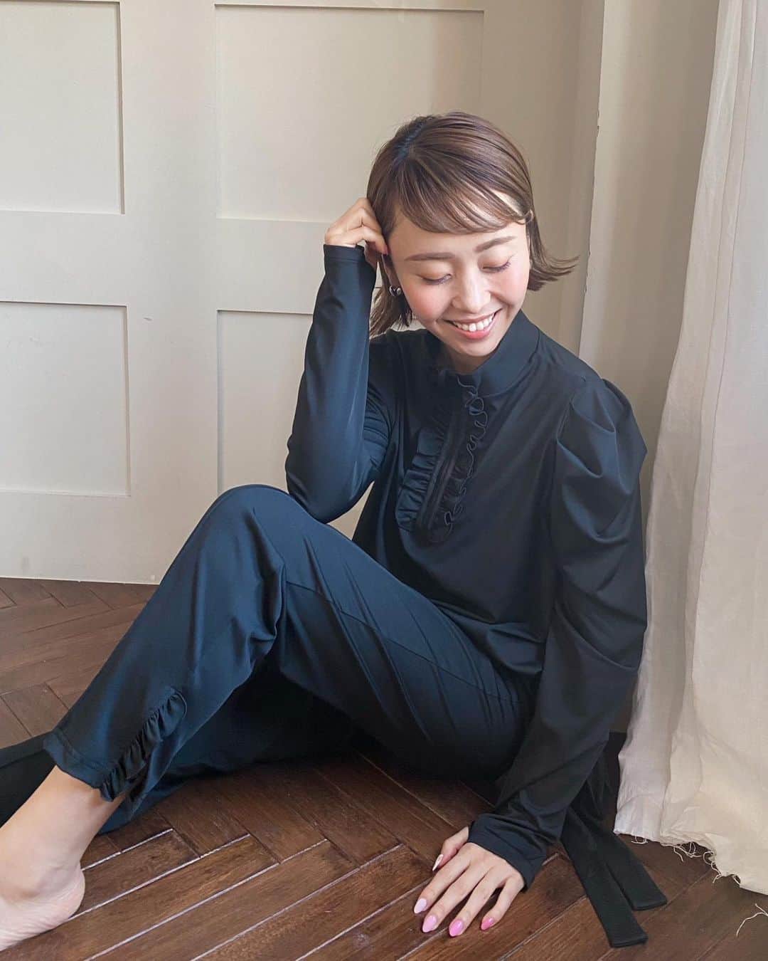 松本亜希のインスタグラム：「・ 続いて、セパレートタイプのラッシュガード❣️ ちなみに、上下別売りですので、お手持ちのものと合わせてどちらかだけ購入ということもしていただけます🙆‍♀️  ☑サイドリボンラッシュガード 流行りのパワーショルダーを程よく取り入れてみました。 これ、着痩せ効果も抜群です👍 カラーはblackとborderの2色展開☑︎ ボーダーもめちゃかわですよ♡  スタンドカラーにしていますので、首後ろまで太陽の日差しをガード。 こちらにも、バッチリ指穴つけております👍  胸元のフリルジップ部分も、可愛いポイント。 そして、裾の両サイドにはリボンを。 お好みの位置でくくっていただけますし、 水が入りにくくなる効果もございます✌️  そして、こちらもインナーブラ付属でお付けしております。(ブラックもボーダーも黒です) なぜ付けたかと画像は、ロンパースタイプの方を見ていただけたらと思います🙏  ☑ラッシュスリットフリルパンツ 足も焼けたくない、足出したくない方にぴったりなフルレングスタイプのラッシュガード。 低身長から高身長の方までサイズをお選び頂けれるよう、ショート丈(写真3枚目と7枚目)と ロング丈(写真5枚目と6枚目)の2サイズご用意しました👍(ウエスト等のサイズは変わらず、股下のサイズのみ6cm変わります)  程よいフィット感にしましたので、ボディーラインを拾わずに体型カバーも◎ 裾のサイドにはスリットとフリルを。 そして、こちらインナーショーツを装着しましたので、水着を下に着なくて大丈夫です😍 なので、セパレートタイプを上下ご購入いただけたら、水着なしで着ていただけます✌️  明日の12時頃から @donobanweb アカウントにて配信いたしますインスタライブにて更に詳しくご紹介できたらと思っておりますので、気になってくださってる方は絶対に見ていただきたいです。 どうぞよろしくお願い致します♥️  【受注受付期間】 3/29(水)13:00〜3/31(金)13:59まで  【受注販売アイテム】 ☑︎ラッシュガードフリル袖ロンパース ☑︎サイドリボンラッシュガード ☑︎ラッシュスリットフリルパンツ (お届けは5月下旬予定)  ☑︎撥水バックリボンキャップ (お届けは4月下旬予定)  【即納発売アイテム】 ☑︎UVカットスクエアフレームサングラス ☑︎UVカットラウンドフレームサングラス  __________________________ #donoban #ドノバン #コラボ企画 #コラボ #コラボ #ラッシュガード#水着 #撥水#プール」