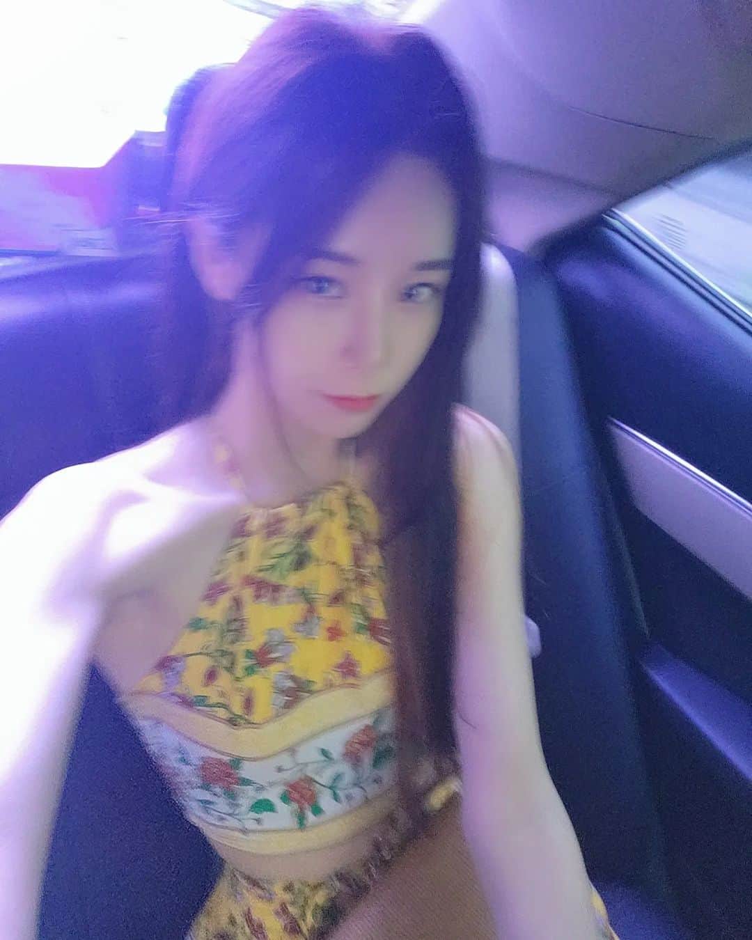 ジナ のインスタグラム：「태국에서 산 옷 입구 돌아다니기 😜💛」