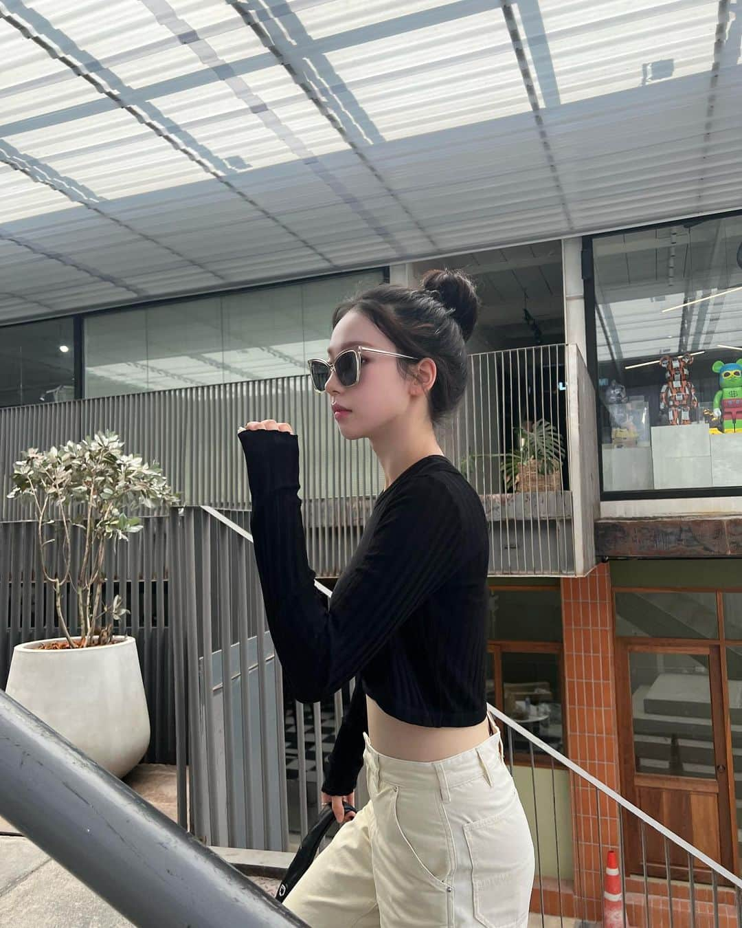 aespaさんのインスタグラム写真 - (aespaInstagram)「🐈‍⬛🕶️🖤  #aespa #KARINA」3月28日 19時04分 - aespa_official