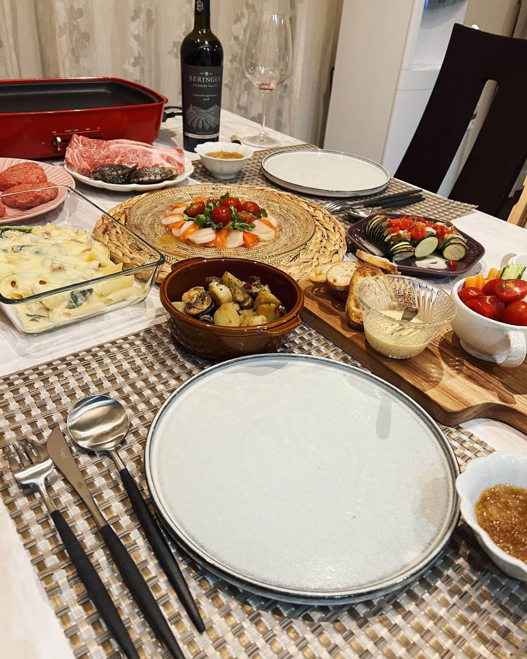 小屋春菜のインスタグラム：「昨日、遅れて旦那さんのお誕生日ディナーをお家で🥂 私には食事や過ごしやすい環境を作る事しかできないけど、頑張る姿を見れてとても嬉しい！！いつもありがとう😊🙏♡  お誕生日おめでとう！良きお年にしよう！！！  #旦那作〆のガーリックライスうま」