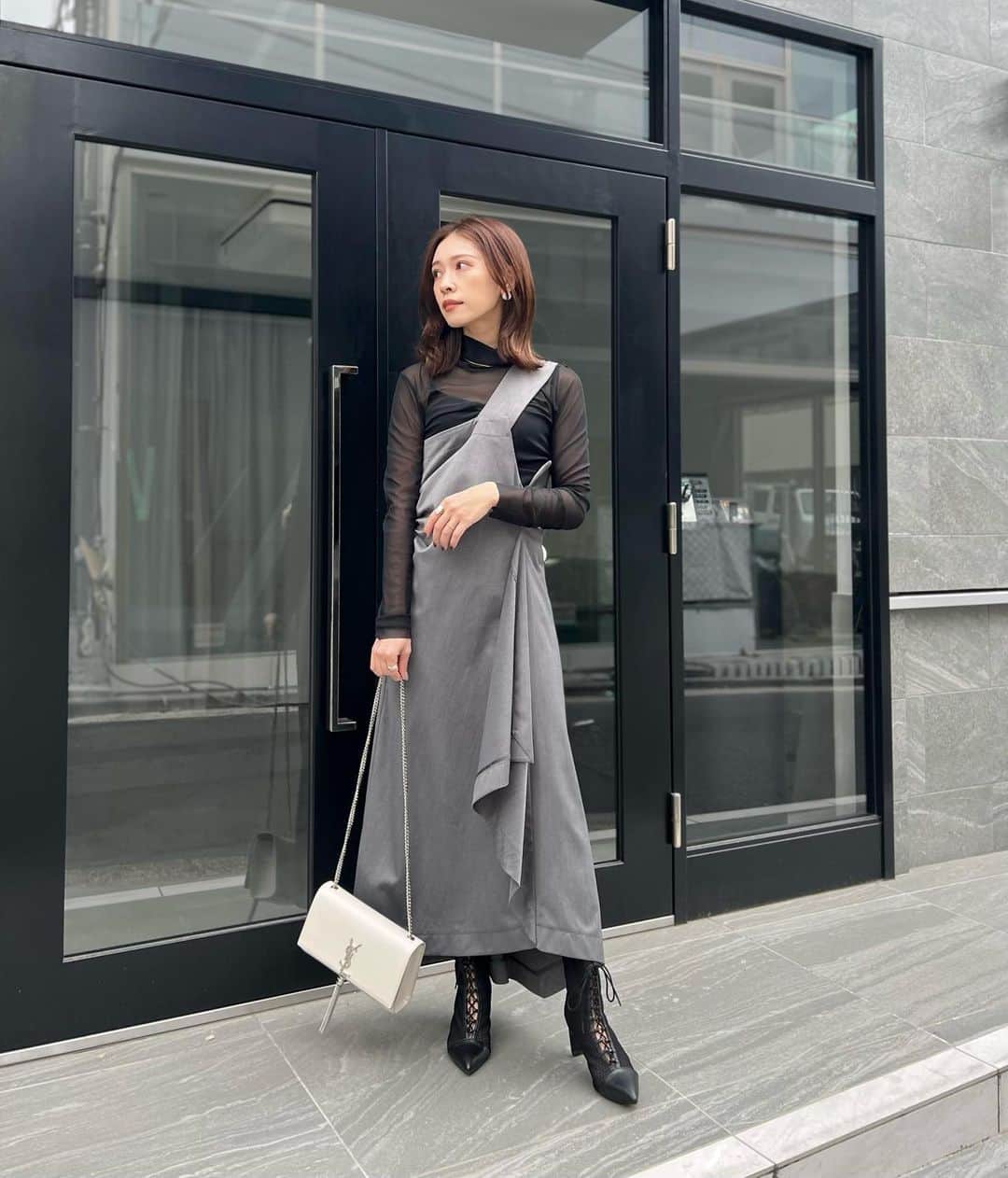 石黒美帆のインスタグラム：「. 展示会めぐりだった日。 ⁡  アシメトリーのワンピース スーツ地みたいで甘くなりすぎないところがお気に入り☺️ ⁡  メッシュブーツも今の時期大活躍です。♡ ⁡  tops#zara dress#ELENOREtokyo @elenore_official  bag#ysl boots#mirem @mirem_official  ⁡ ⁡」
