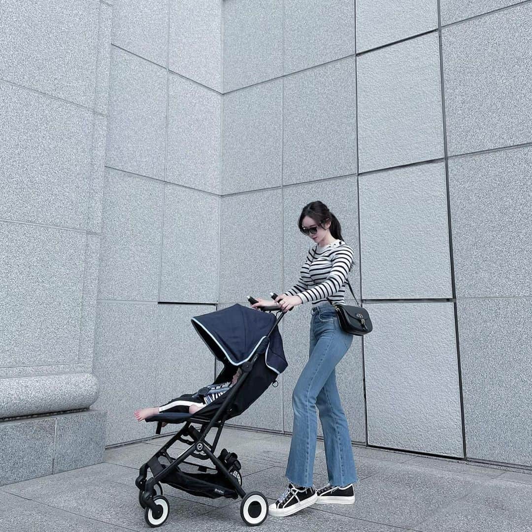 natsu_772のインスタグラム：「@cybex_japan  🆕LIBELLE【リベル】🤍  A型もcybexさんのmiosを 愛用していたので色々レビューも見て かなり気になっていたこちらに…🤍  折り畳むとかなりコンパクトになります✨ なんと機内持ち込みも可能✈️ 移動が多い私たちにとっては最適だな と思いました🤍👪  5.9kgととても軽く、折りたたんだ状態が 幅32.奥行20cm！ 車の足元やタクシーもらくらく🚕  腰が据わった頃〜体重22kg【４歳頃】 まで使えるのでとても長く愛用できそう！  畳むのも広げるのもとっても簡単 走行も軽くてスムーズで大満足です👶🏻🤍  @cybex_japan #cybex#サイベックス#サイベックスベビーカー #B型ベビーカー#ベビーカー#ベビーカー選び #cybex_pr」