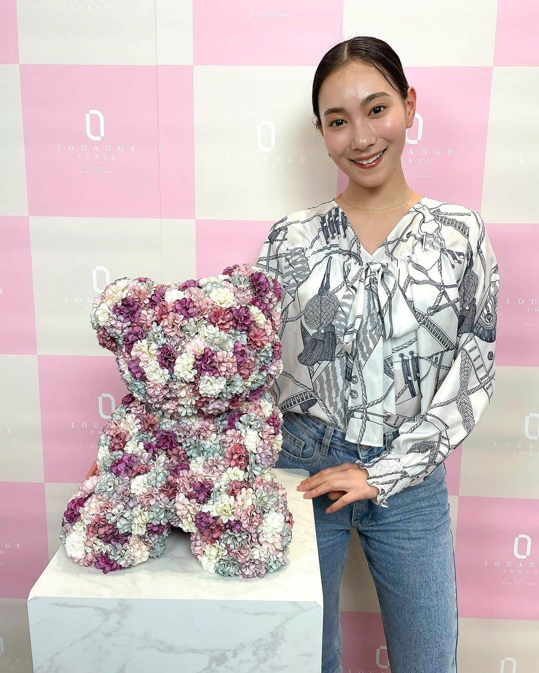 横川莉那のインスタグラム：「#ルワンジュ東京 母の日コレクション2023🧸🌹 春いっぱい~🌸 ルワンジュといえばくまちゃん 可愛すぎる🧸🤍 ケーキも美味しくてペロリ🧁 . 展示会でオーダーしたブラウスも 春らしくてとても好き🌸 @pinkyanddianne_official  . . #LOUANGETOKYO#louangetokyolemusee#mothersday#pinkyandthebrain#母の日#母の日ギフト#ケーキ#銀座カフェ#カフェ巡り#春服#シンプルコーデ#オーダーケーキ#東京カフェ#カフェ活#カフェスタグラム #케이크#오오티디」