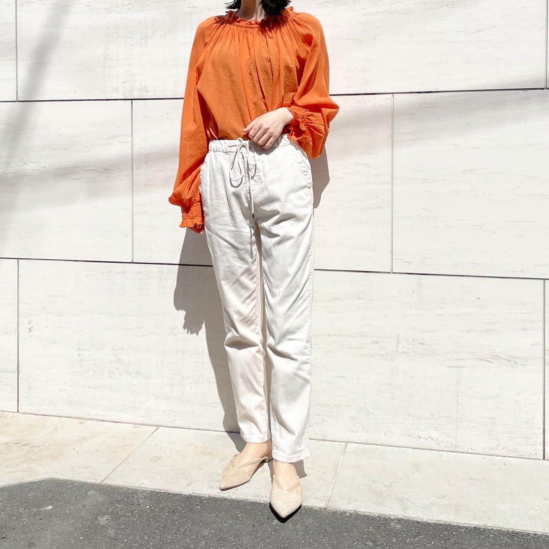 Moname Official Instagramのインスタグラム：「. カラーアイテムを纏いたくなるこの時期は 着回し力のあるキナリカラーがおすすめ◎ . ボリュームのあるトップスを合わせても スタイリッシュに見せてくれるところも魅力✨ . EASY SLIM  No.41131111  Col.KNR ¥18,700 . #moname #23ss #デニム #コーデ#モナーム #instagramfashion #denim #moname_code #jeans #デニム#ストレッチデニム #イージーパンツ」