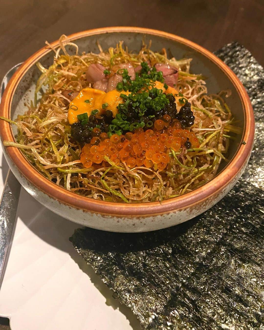 エビアン・クーさんのインスタグラム写真 - (エビアン・クーInstagram)「【April EATs! 】I know you all been waiting for this list sooo here it is ❶&❷Agaru Izakaya - it’s in Waikiki, modern & contemporary Japanese fusion restaurant. Ordered the Izakaya set, tomato ohitashi, potato salad, kakuni, ahi, ebi, cabbage - we ate it all. Everything was so flavorful, and delicious thanks to @uluma1ka @enjoyswaves   ❹Jade Dynasty - one of my favorite Chinese spot. You can have dimsum for lunch too, you can’t miss the egg tart 太好吃 for dessert   ❺Me & mama always have our quality time together. We grabbed breakfast at Fig and ginger. You can’t miss the French toast and all their bread toast series. Oh yeah great iced teas too.   ❻ Inaba - the most authentic soba & tendon. Their tempura is perfect! Perfect crunch. I def go there lots!  ❼Margotto Hawaii - upscale truffle restaurant. if you love truffle this is the place to go to. Yes you will be in truffle heaven😍  ❽&❾the best one for the last, one of my favorite spots!! Namikaze - Hawaiian Japanese fusion, they are so cleaver and fun with their dishes. The services is great, love how the waiters are friendly and they use local produce. Must try!   エイプリルイーツ！ 今回はアジアン系かな。いつも行くところと最近食べたところを紹介します。ストーリーに明日またオススメなレストランも載せるね。   ①Agaru Izakaya - 居酒屋セットメニューにはトマトおひたし、ポテトサラダ、角煮、アヒ、海老、キャベツ。タンも美味しかった！ @uluma1ika @enjoywaves のおかげで、楽しかったね。   ④Jade Dynasty - 私のお気に入りの中華料理。ランチは点心もあるよ。デザートエッグタルトが見逃せないーあとは胡麻団子も！   ⑤ここも良くくるブランチスポット、Fig & Ginger 。ママとねこーやって充実した時間を一緒に過ごしてるよ。フレンチトーストはもちろん、パントーストの全シリーズも美味しい。そう！アイスティーもおすすめ。   ⑥いなば - 最も本格的なそばと天丼。 彼らの天ぷらはサクサク。完璧なクランチ。 そばは間違いなくここ！  ⑦Margotto Hawaii - 高級トリュフ レストラン。 トリュフが好きなら絶対行くべき。トリュフの天国に行く気分になる😍   ⑧&⑨ 最後にローカルにも人気の場所。私のお気に入りのスポットの 1 つ !! Namikaze - ハワイアンジャパニーズフュージョン。 ウェイターがフレンドリーだし、ご飯も美味しい。」3月28日 19時13分 - avian_official