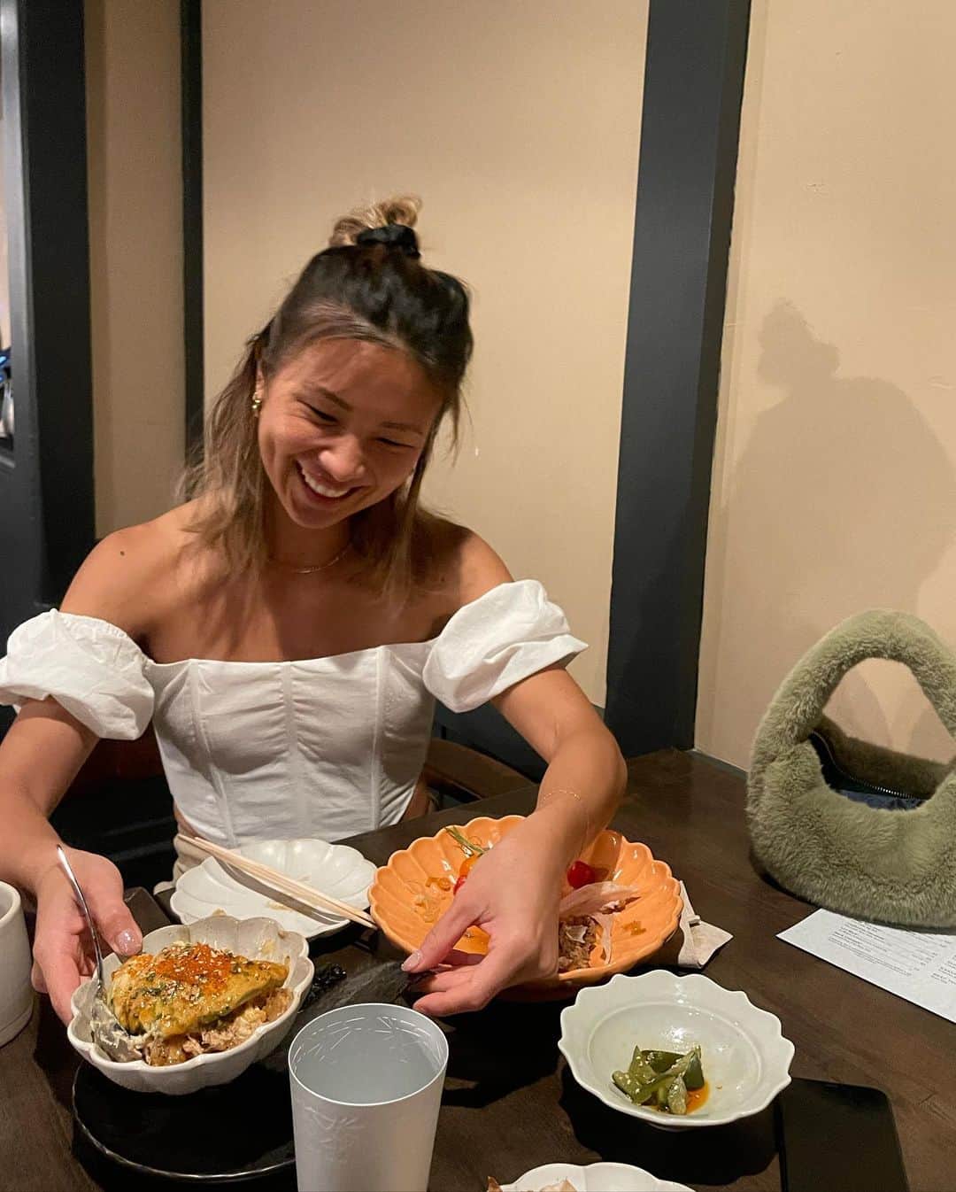 エビアン・クーのインスタグラム：「【April EATs! 】I know you all been waiting for this list sooo here it is ❶&❷Agaru Izakaya - it’s in Waikiki, modern & contemporary Japanese fusion restaurant. Ordered the Izakaya set, tomato ohitashi, potato salad, kakuni, ahi, ebi, cabbage - we ate it all. Everything was so flavorful, and delicious thanks to @uluma1ka @enjoyswaves   ❹Jade Dynasty - one of my favorite Chinese spot. You can have dimsum for lunch too, you can’t miss the egg tart 太好吃 for dessert   ❺Me & mama always have our quality time together. We grabbed breakfast at Fig and ginger. You can’t miss the French toast and all their bread toast series. Oh yeah great iced teas too.   ❻ Inaba - the most authentic soba & tendon. Their tempura is perfect! Perfect crunch. I def go there lots!  ❼Margotto Hawaii - upscale truffle restaurant. if you love truffle this is the place to go to. Yes you will be in truffle heaven😍  ❽&❾the best one for the last, one of my favorite spots!! Namikaze - Hawaiian Japanese fusion, they are so cleaver and fun with their dishes. The services is great, love how the waiters are friendly and they use local produce. Must try!   エイプリルイーツ！ 今回はアジアン系かな。いつも行くところと最近食べたところを紹介します。ストーリーに明日またオススメなレストランも載せるね。   ①Agaru Izakaya - 居酒屋セットメニューにはトマトおひたし、ポテトサラダ、角煮、アヒ、海老、キャベツ。タンも美味しかった！ @uluma1ika @enjoywaves のおかげで、楽しかったね。   ④Jade Dynasty - 私のお気に入りの中華料理。ランチは点心もあるよ。デザートエッグタルトが見逃せないーあとは胡麻団子も！   ⑤ここも良くくるブランチスポット、Fig & Ginger 。ママとねこーやって充実した時間を一緒に過ごしてるよ。フレンチトーストはもちろん、パントーストの全シリーズも美味しい。そう！アイスティーもおすすめ。   ⑥いなば - 最も本格的なそばと天丼。 彼らの天ぷらはサクサク。完璧なクランチ。 そばは間違いなくここ！  ⑦Margotto Hawaii - 高級トリュフ レストラン。 トリュフが好きなら絶対行くべき。トリュフの天国に行く気分になる😍   ⑧&⑨ 最後にローカルにも人気の場所。私のお気に入りのスポットの 1 つ !! Namikaze - ハワイアンジャパニーズフュージョン。 ウェイターがフレンドリーだし、ご飯も美味しい。」