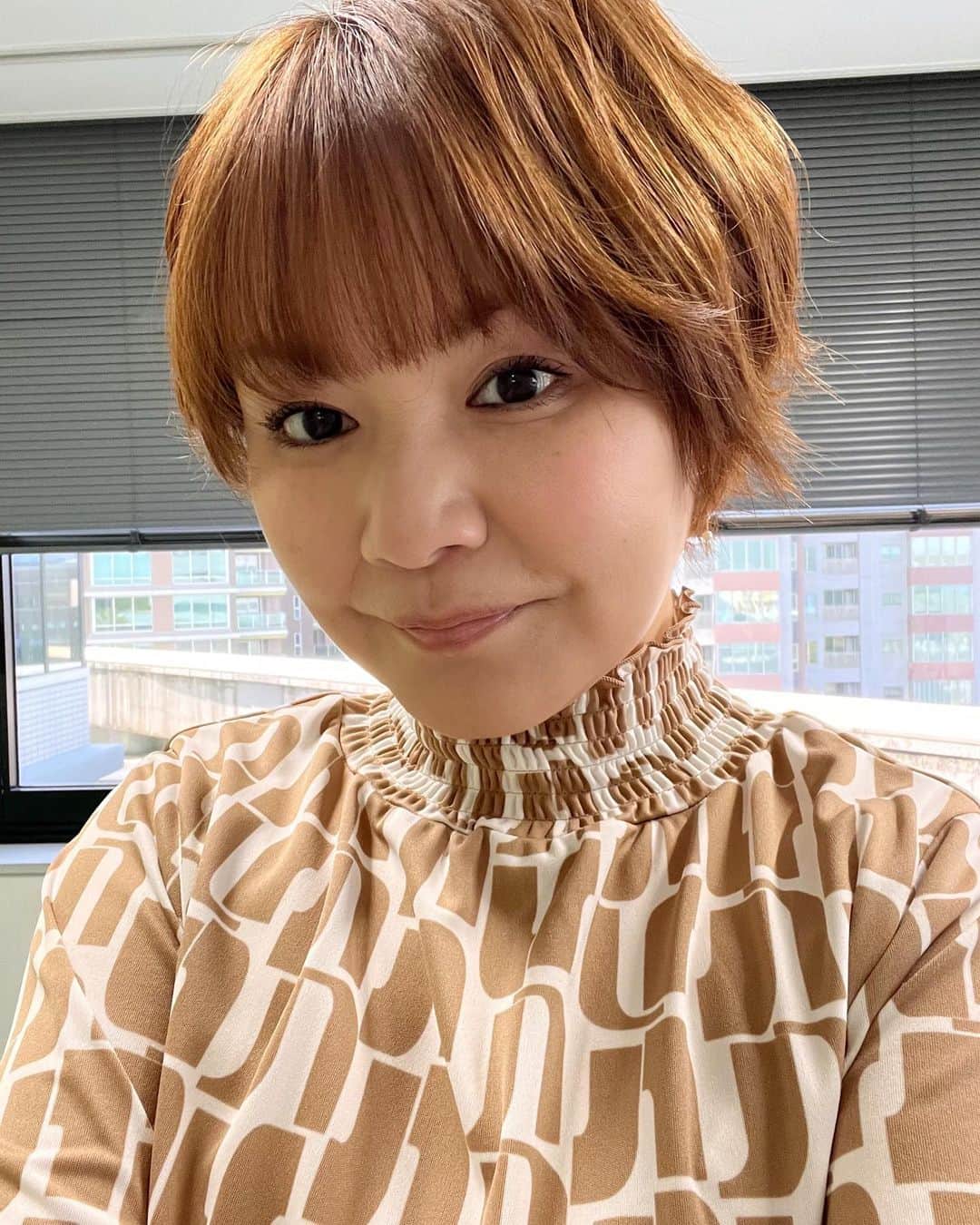 中澤裕子のインスタグラム：「⭐︎⭐︎  今日のももち浜ストアの お衣装。  髪のcolorとよく合いました。 セットアップで、 素敵なお洋服でした❤︎  ＃火曜日 ＃生放送 ＃ももち浜ストア @storetnc」