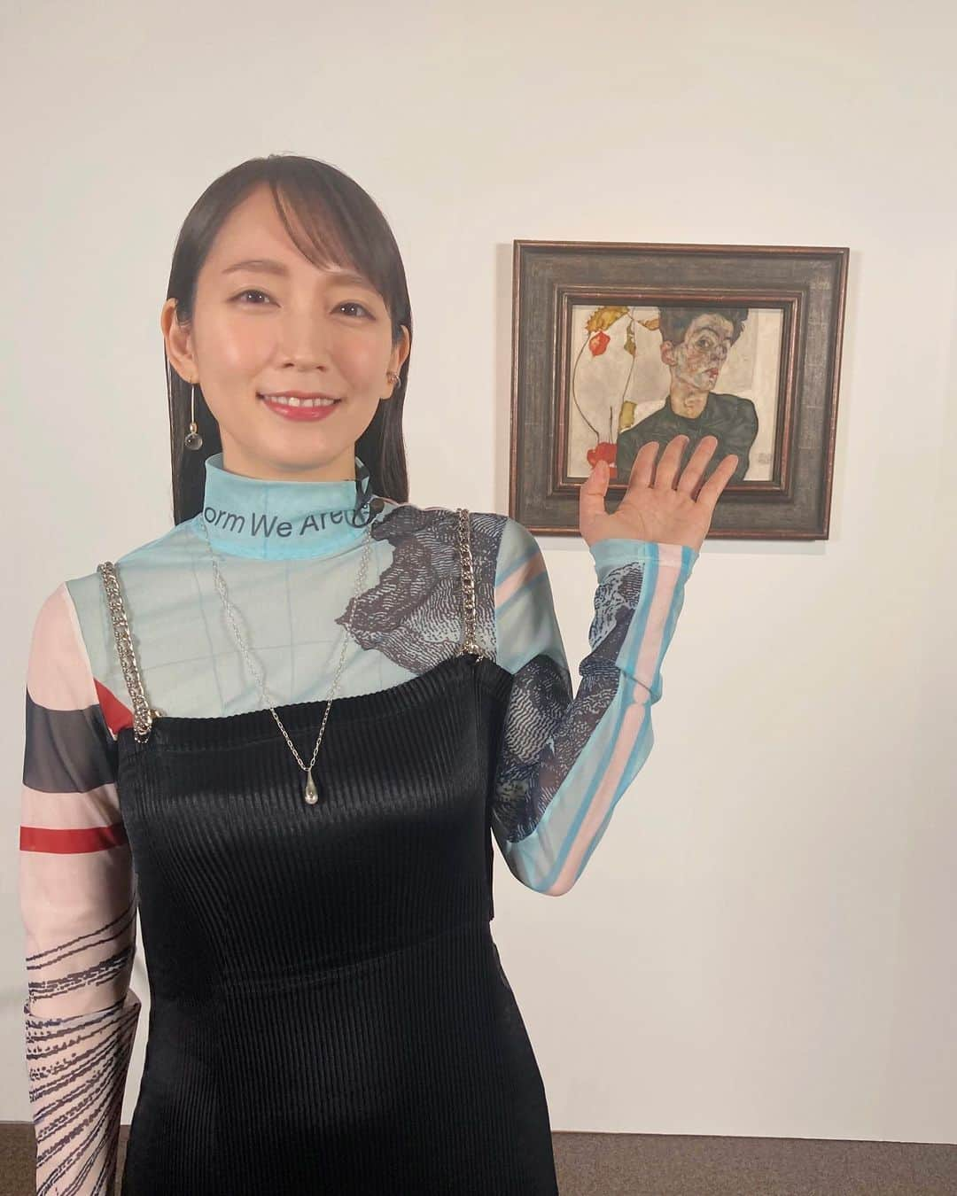 吉岡里帆（マネージャー）のインスタグラム：「少し前（先々週くらい？）ですが、、 東京都美術館で開催中のエゴン・シーレ展へめざましテレビのロケ行ってきました🎨🙌🥳 それで、収録の際に特別に許可をいただいて、エゴン・シーレの代表作のひとつ《ほおずきの実のある自画像》の前で写真を撮らせていただきまして、、！🙇🏻‍♀東京都美術館さまありがとうございます！️！！！🙇🏻‍♀️ エゴン・シーレ展は4/9(日)まで開催しているので、ご興味のある方はこの機会にぜひ！しかも今なら上野公園の桜もギリ楽しめるのでは…！？最高🥹🌸🌸🌸  tops/dress @yohei_ohno  pierce @agu_accessories  @higashiyamapr  earcuff/necklace @rieukjewelry  bracelet @baugoheian @higashiyamapr  shoes @sergiorossi  #いつかの吉岡さん」