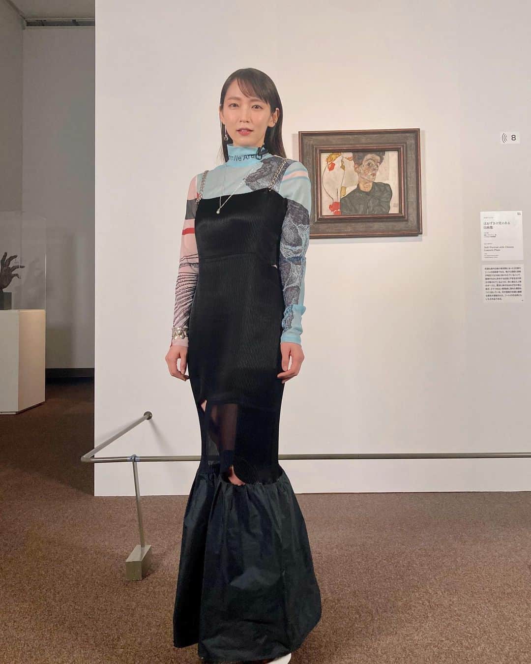 吉岡里帆（マネージャー）さんのインスタグラム写真 - (吉岡里帆（マネージャー）Instagram)「少し前（先々週くらい？）ですが、、 東京都美術館で開催中のエゴン・シーレ展へめざましテレビのロケ行ってきました🎨🙌🥳 それで、収録の際に特別に許可をいただいて、エゴン・シーレの代表作のひとつ《ほおずきの実のある自画像》の前で写真を撮らせていただきまして、、！🙇🏻‍♀東京都美術館さまありがとうございます！️！！！🙇🏻‍♀️ エゴン・シーレ展は4/9(日)まで開催しているので、ご興味のある方はこの機会にぜひ！しかも今なら上野公園の桜もギリ楽しめるのでは…！？最高🥹🌸🌸🌸  tops/dress @yohei_ohno  pierce @agu_accessories  @higashiyamapr  earcuff/necklace @rieukjewelry  bracelet @baugoheian @higashiyamapr  shoes @sergiorossi  #いつかの吉岡さん」3月28日 19時06分 - rihoyoshioka_mg