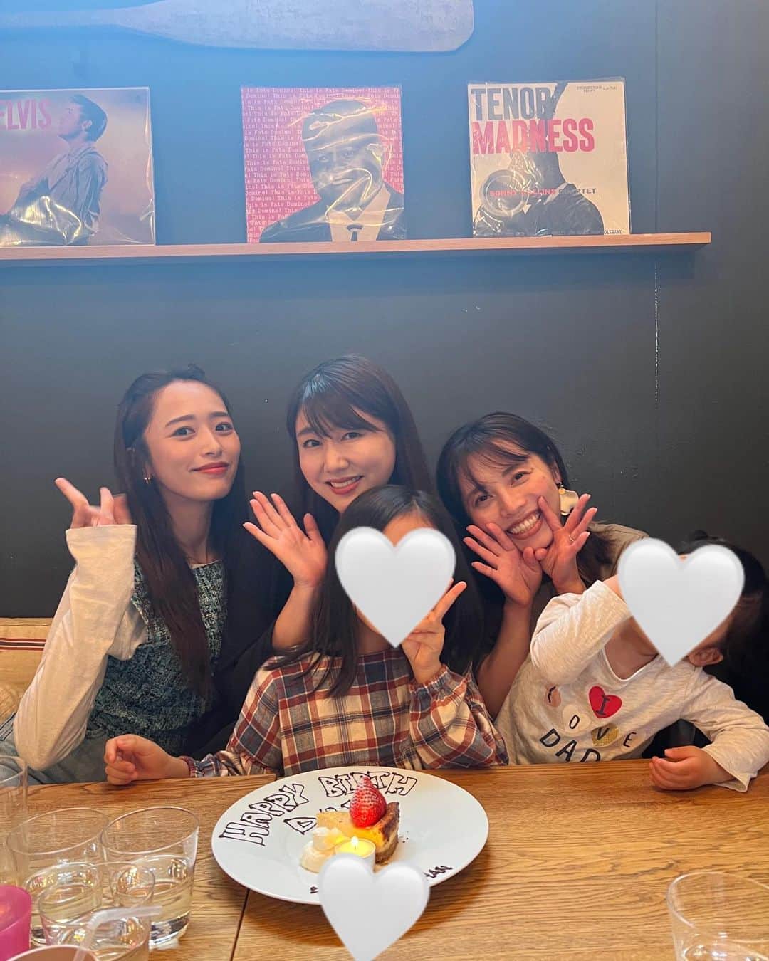 近藤千尋のインスタグラム：「載せていなかったいろいろシリーズ👋笑 このバラバラの投稿を好きって言ってくれるみなさんが好き💓笑  最近のファッションや幸せな時間の写真📷💓😚  どれ載せよっかなーって朝考えて 一日仕事して子供達の送迎して 銀行行って ご飯作ってたら、 気付いたらこんな時間になった。。笑🫥  みんな今日のご飯はなんだったかな💓 太田家は、 みんなで焼き鳥を串に刺して作りました👩‍🍳 自分たちで作るとよく食べること👋🫠笑  わ！5000投稿目だ！！！笑」